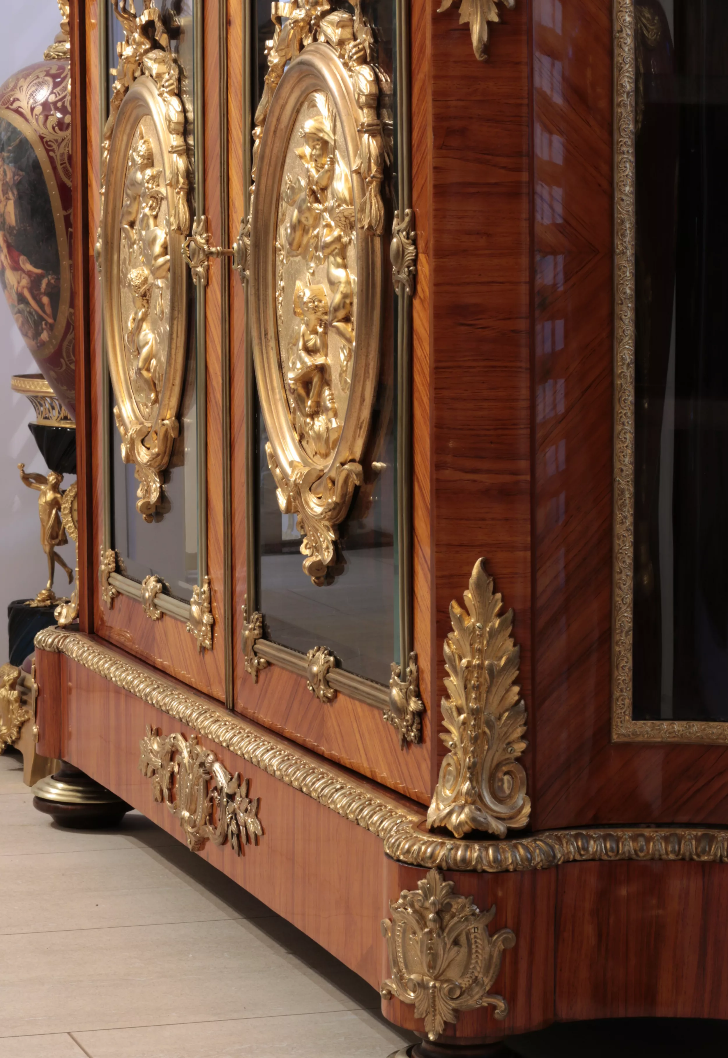 Grande commode de style Louis XVI. Fin du 19ème siècle.