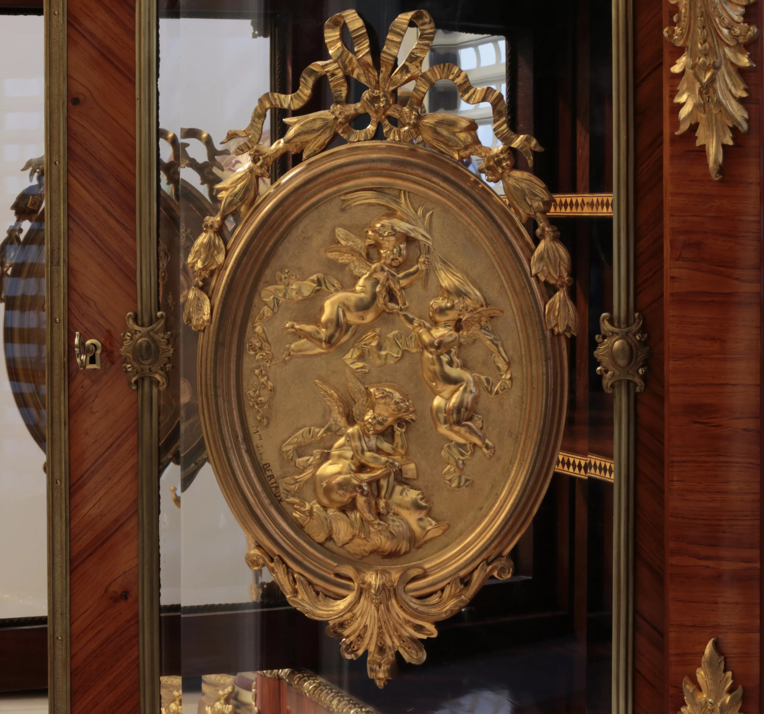 Grande commode de style Louis XVI. Fin du 19ème siècle.