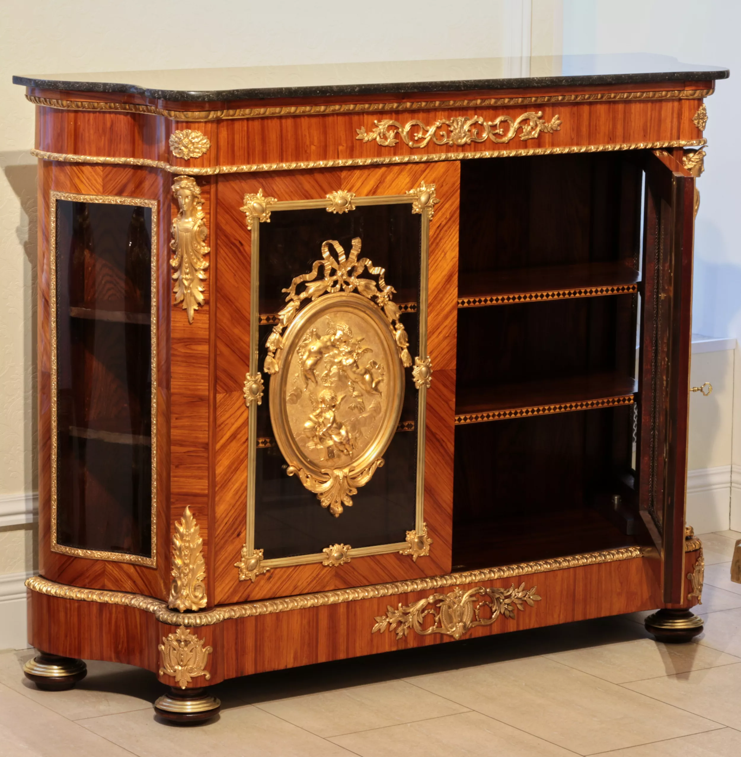 Grande commode de style Louis XVI. Fin du 19ème siècle.