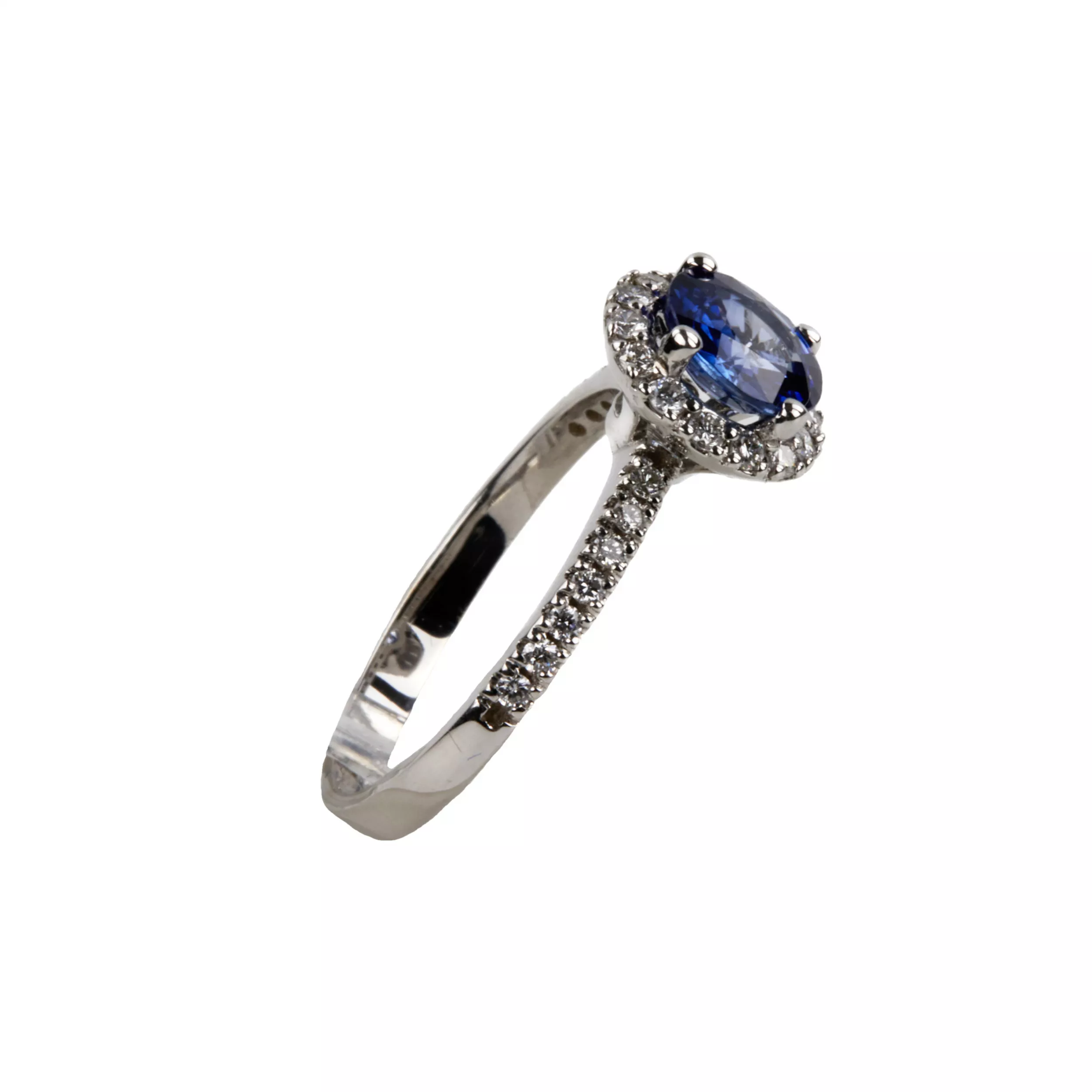 Bague en or blanc avec saphir bleu et diamants. 