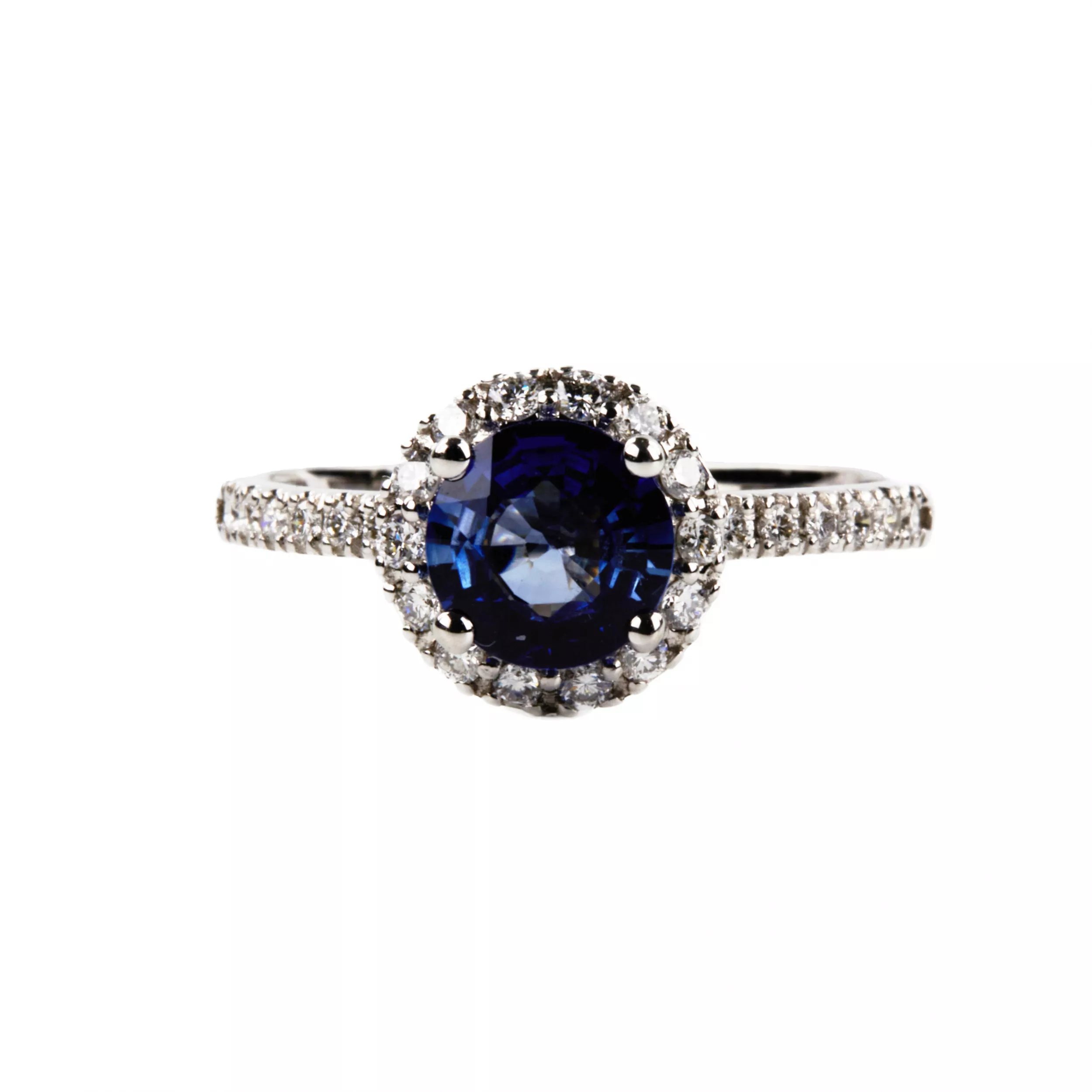 Bague en or blanc avec saphir bleu et diamants. 