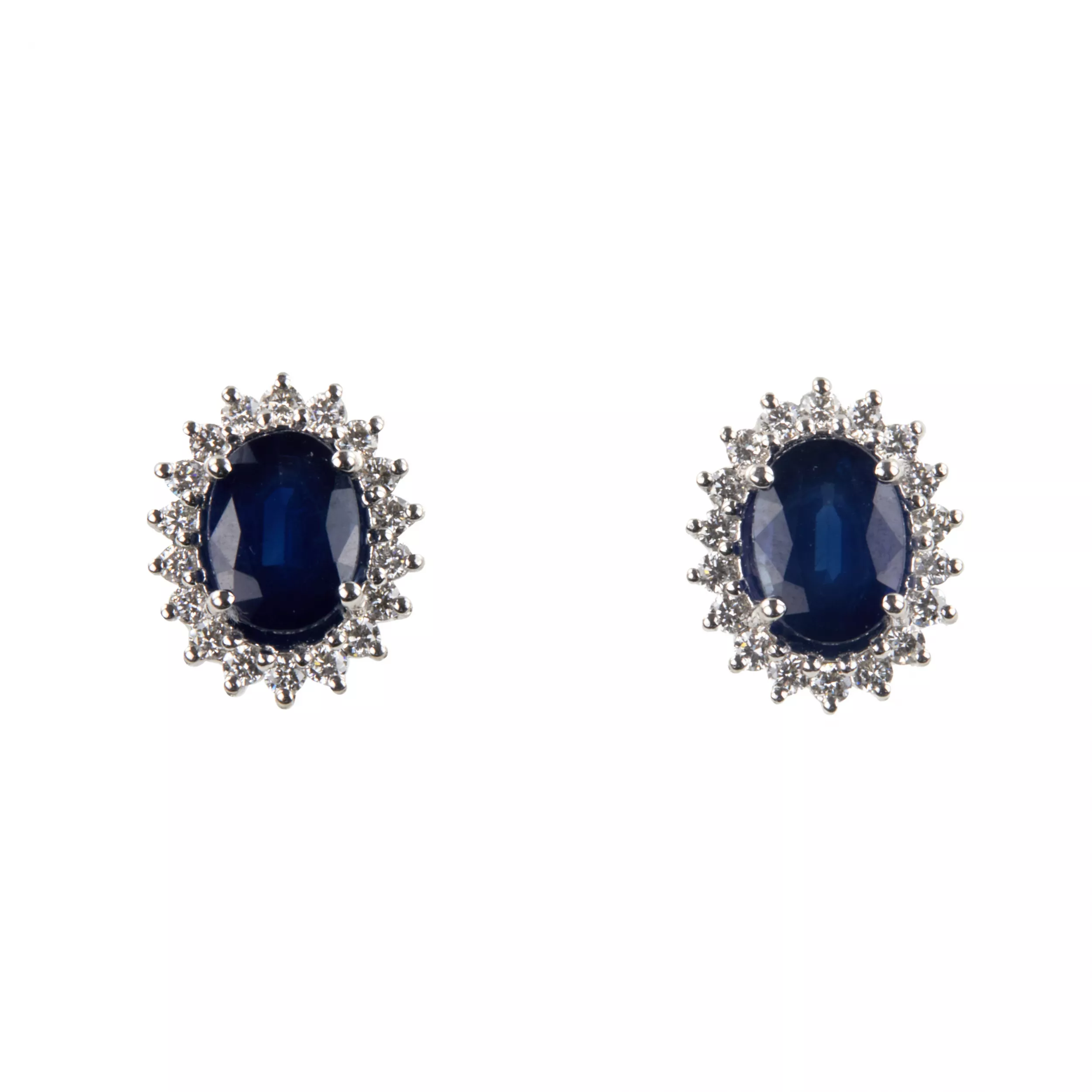 Boucles doreilles en or blanc avec saphirs bleus et diamants. 