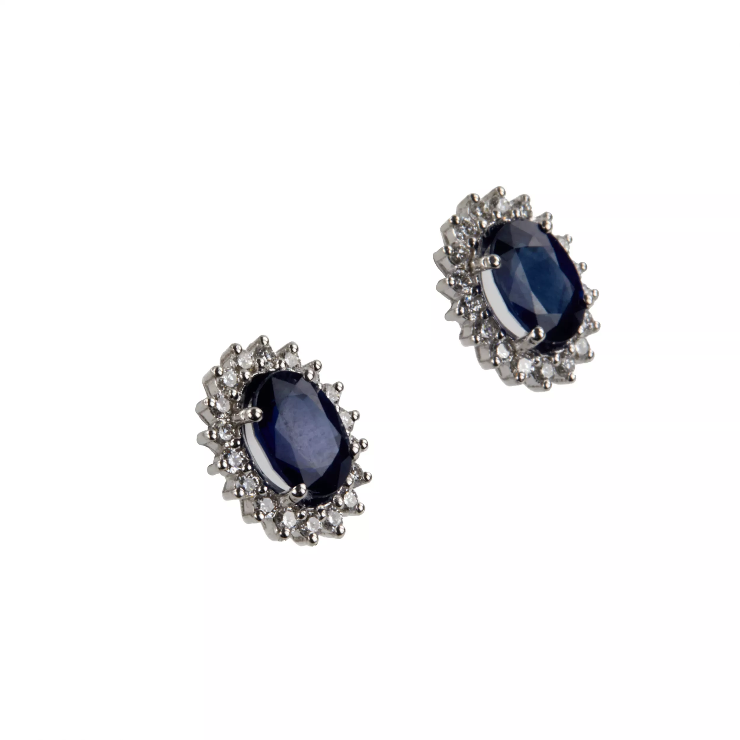 Boucles doreilles en or blanc avec saphirs bleus et diamants. 