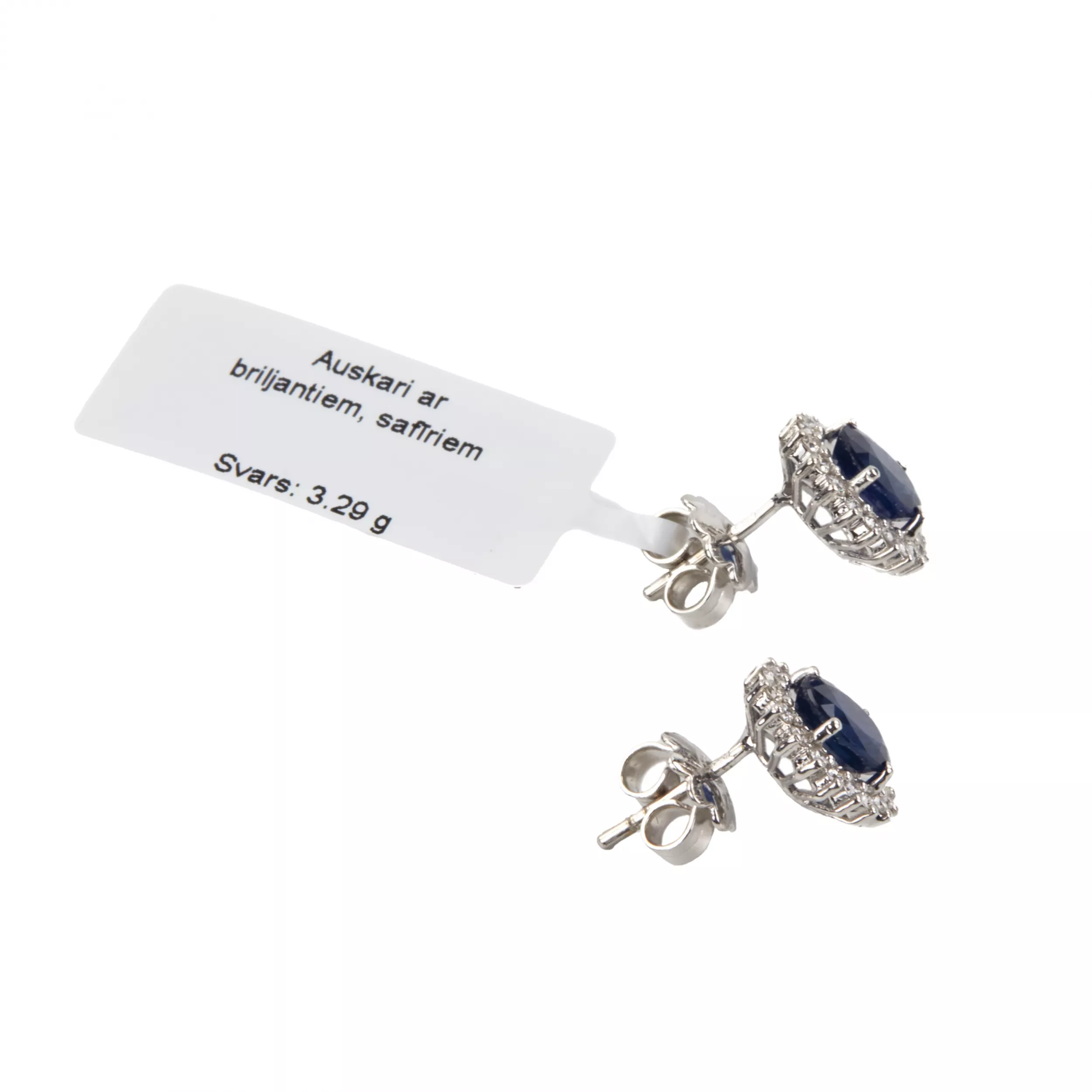 Boucles doreilles en or blanc avec saphirs bleus et diamants. 