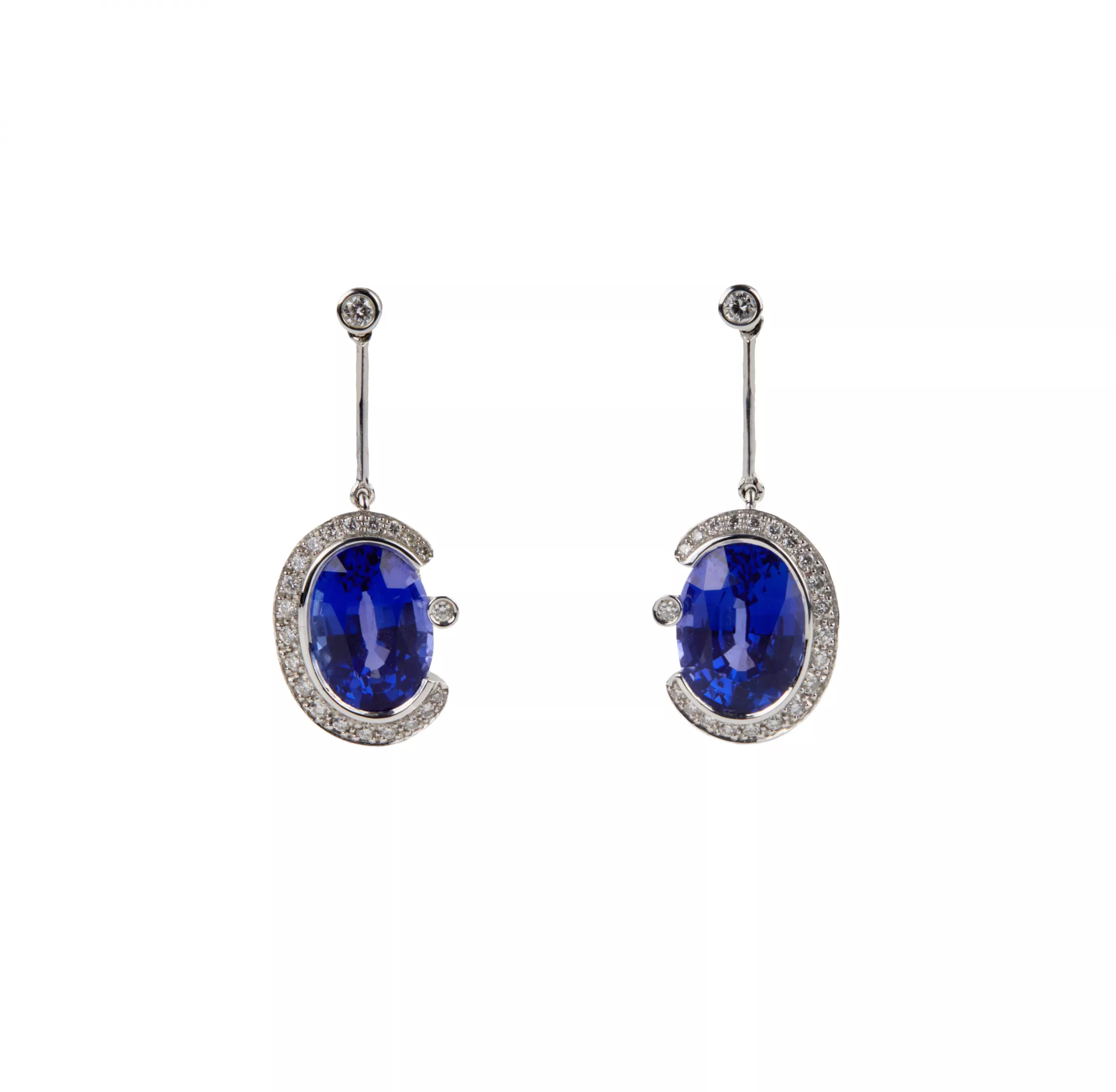 Boucles d`oreilles en or avec diamants et tanzanites. 