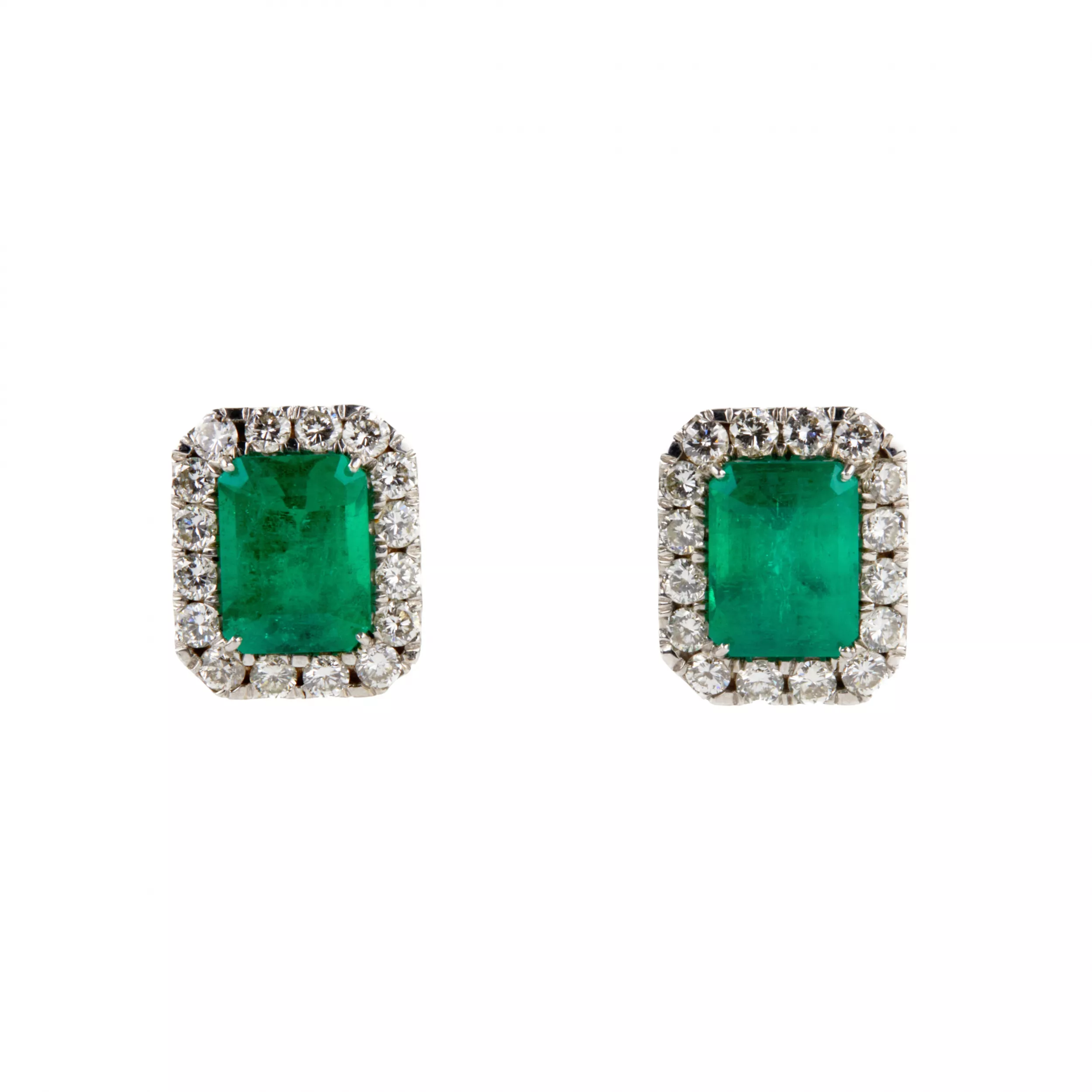 Boucles d`oreilles en or blanc avec emeraudes et diamants. 