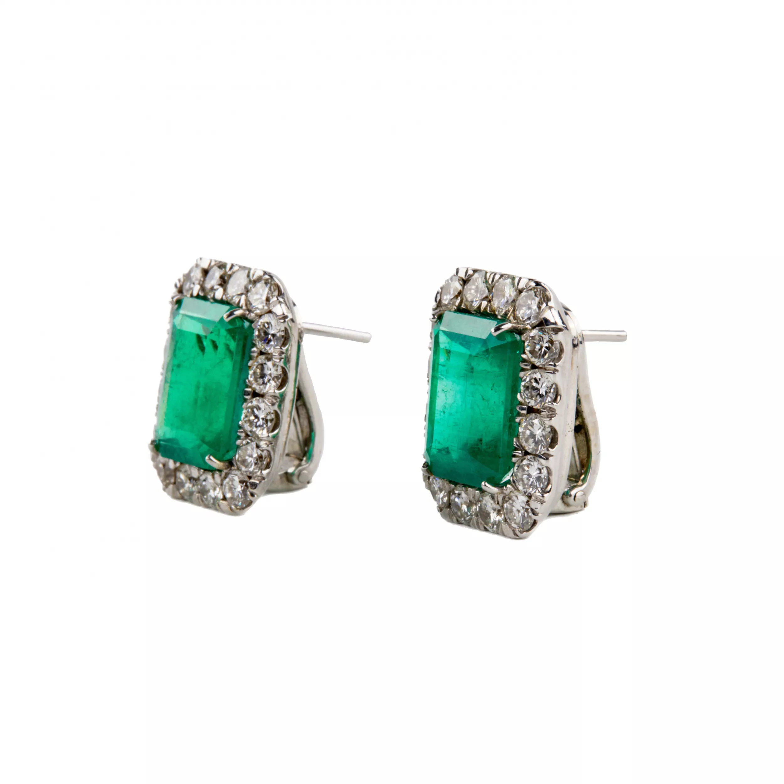 Boucles d`oreilles en or blanc avec emeraudes et diamants. 