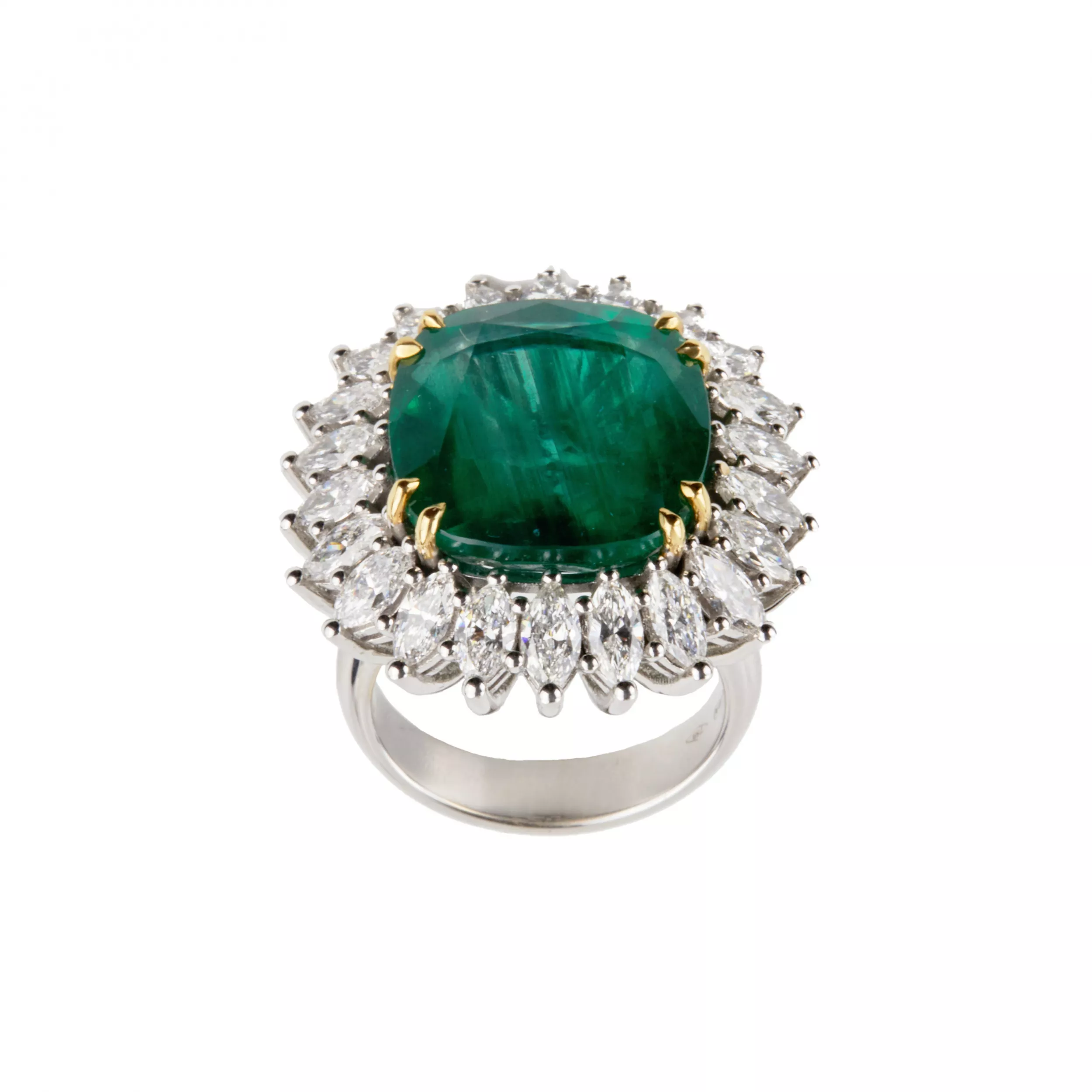 Bague en or blanc avec emeraude et diamants. 