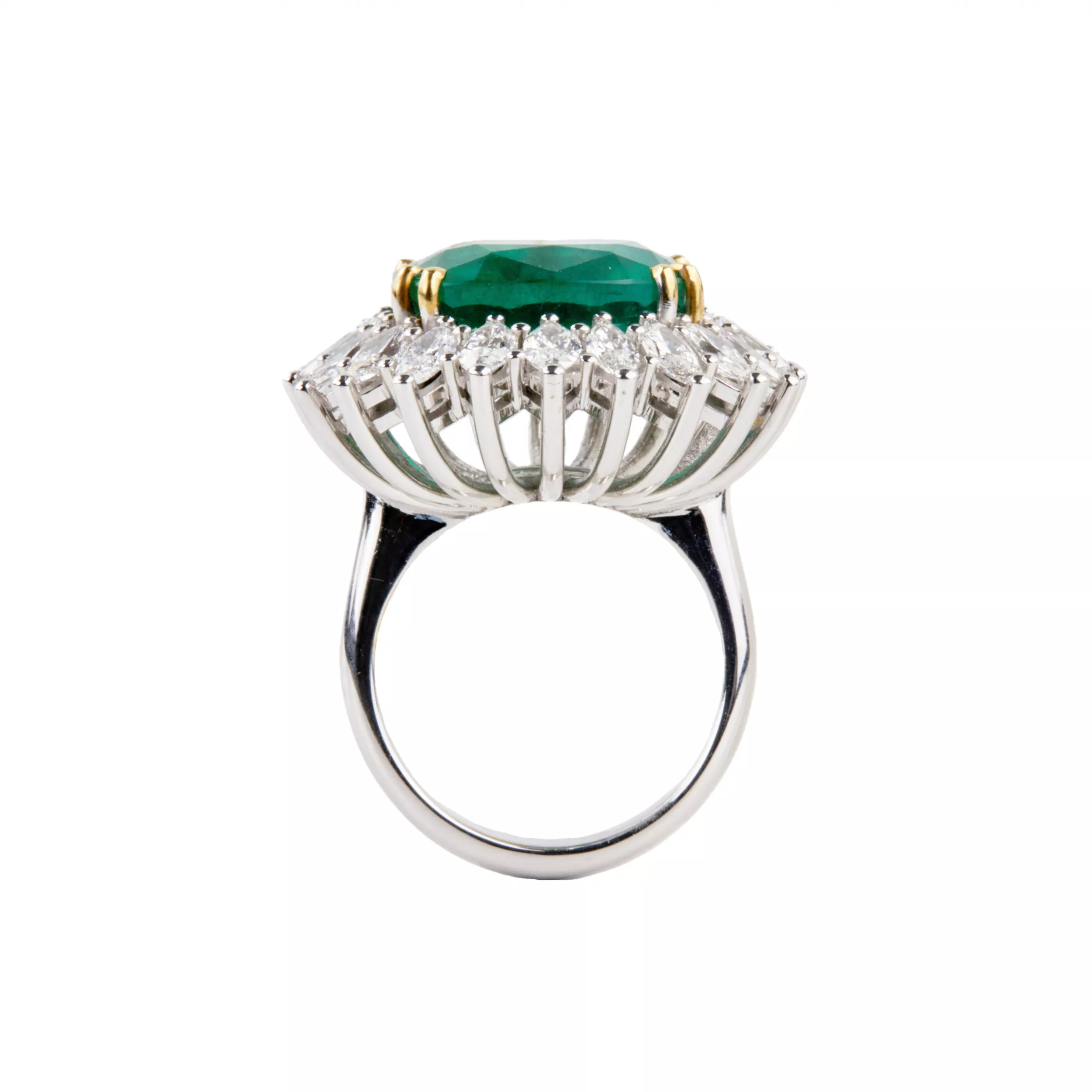 Bague en or blanc avec emeraude et diamants. 