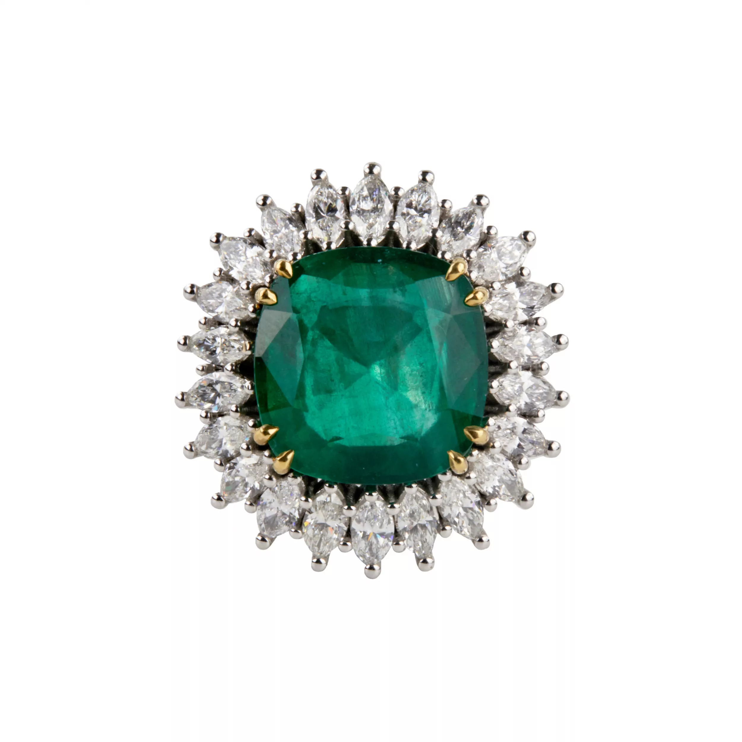 Bague en or blanc avec emeraude et diamants. 