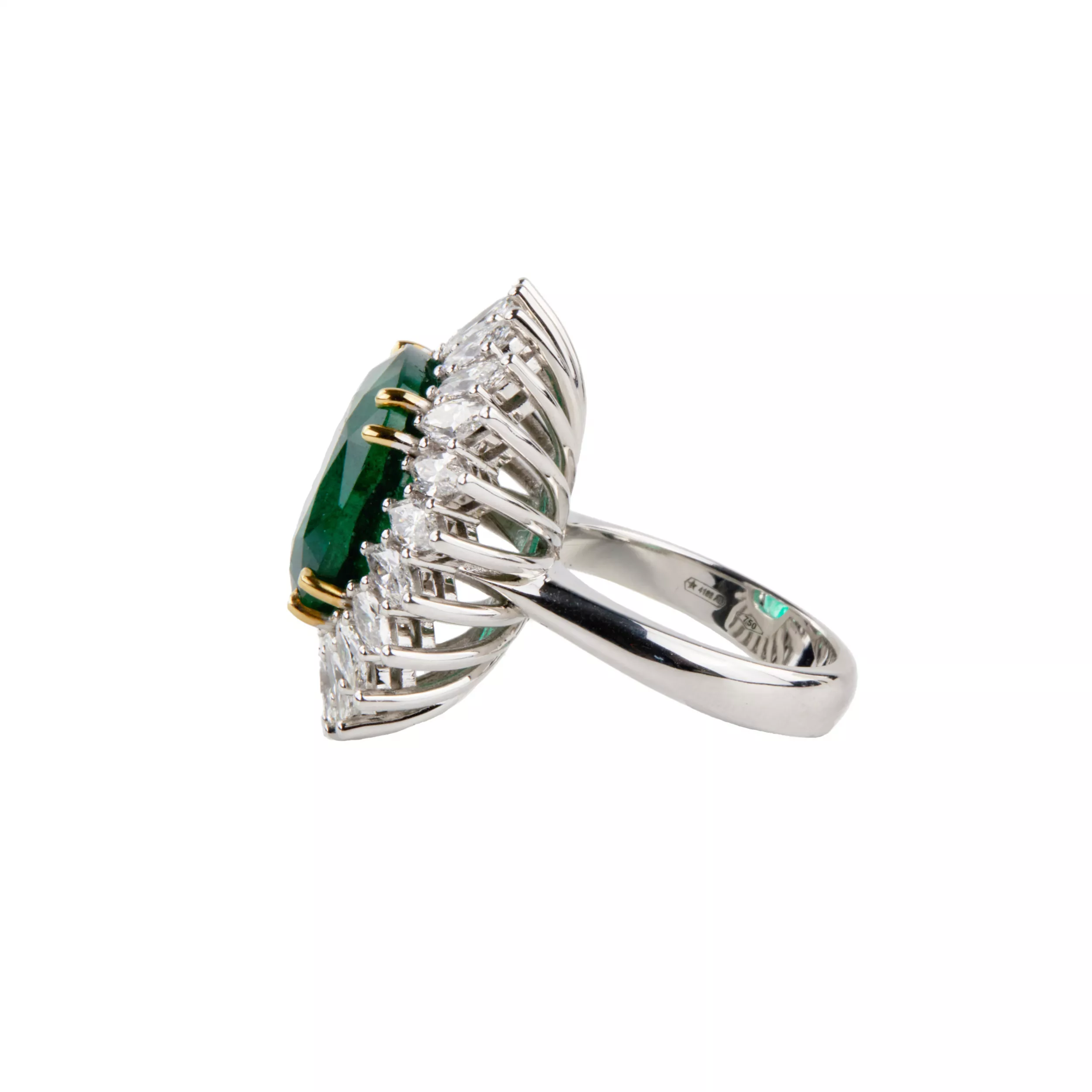 Bague en or blanc avec emeraude et diamants. 