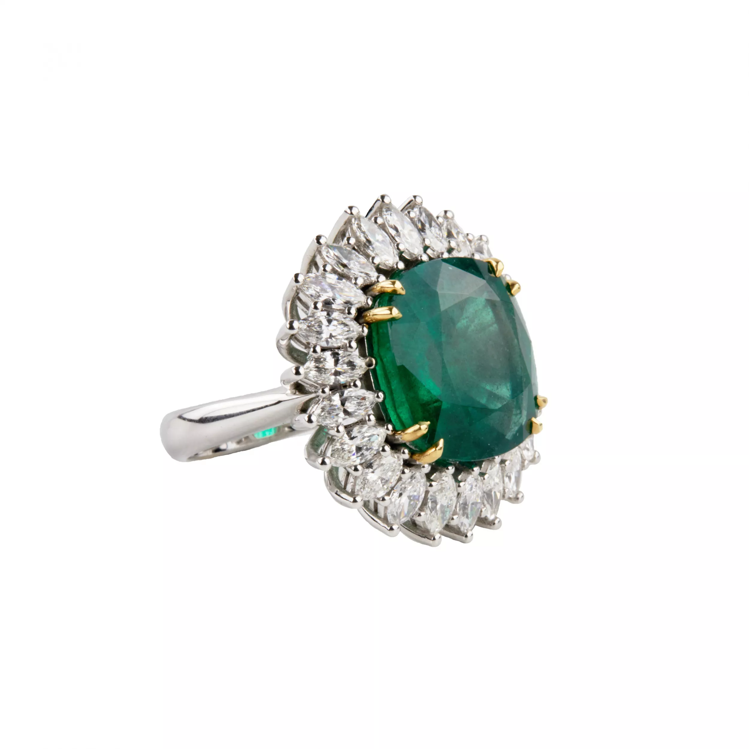 Bague en or blanc avec emeraude et diamants. 
