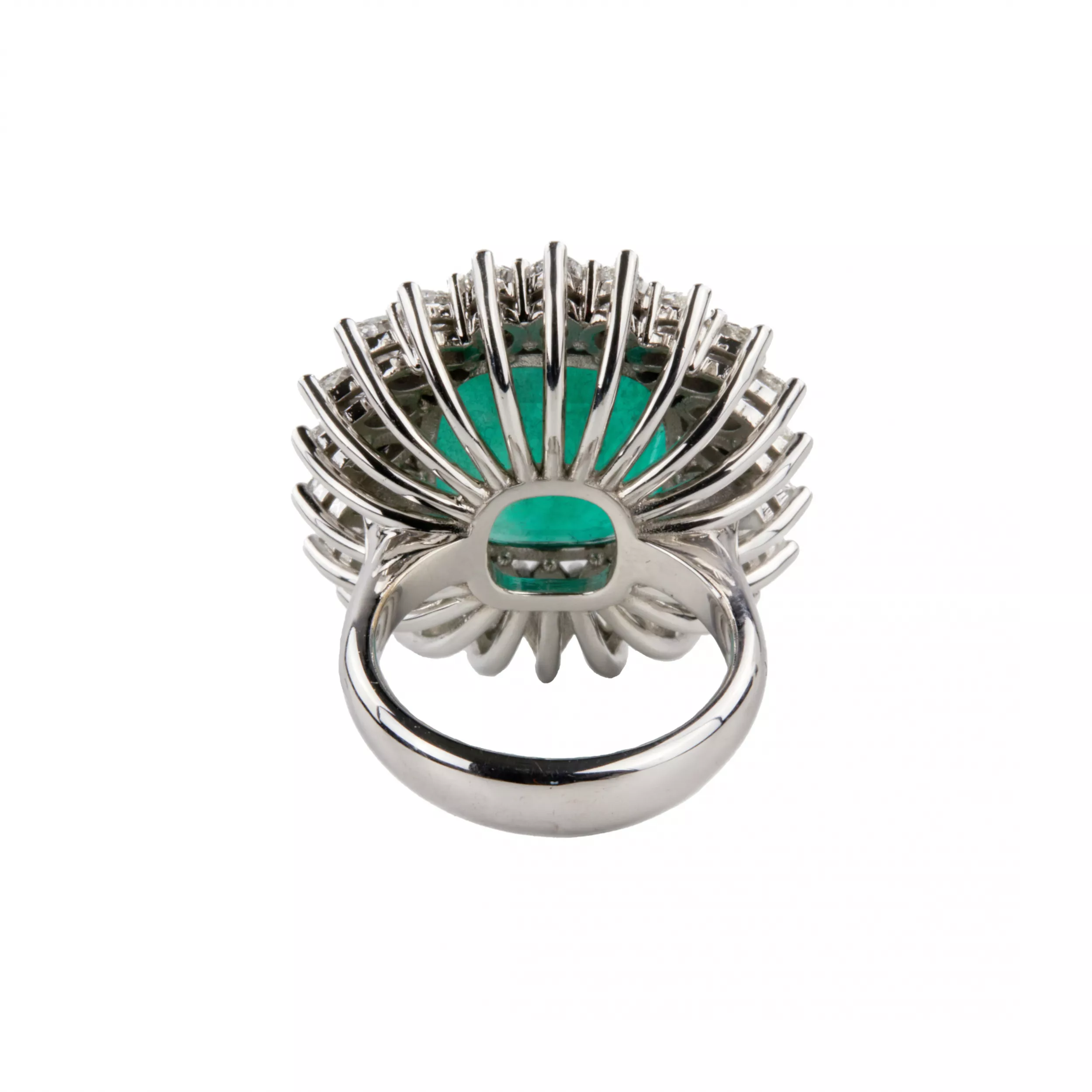 Bague en or blanc avec emeraude et diamants. 