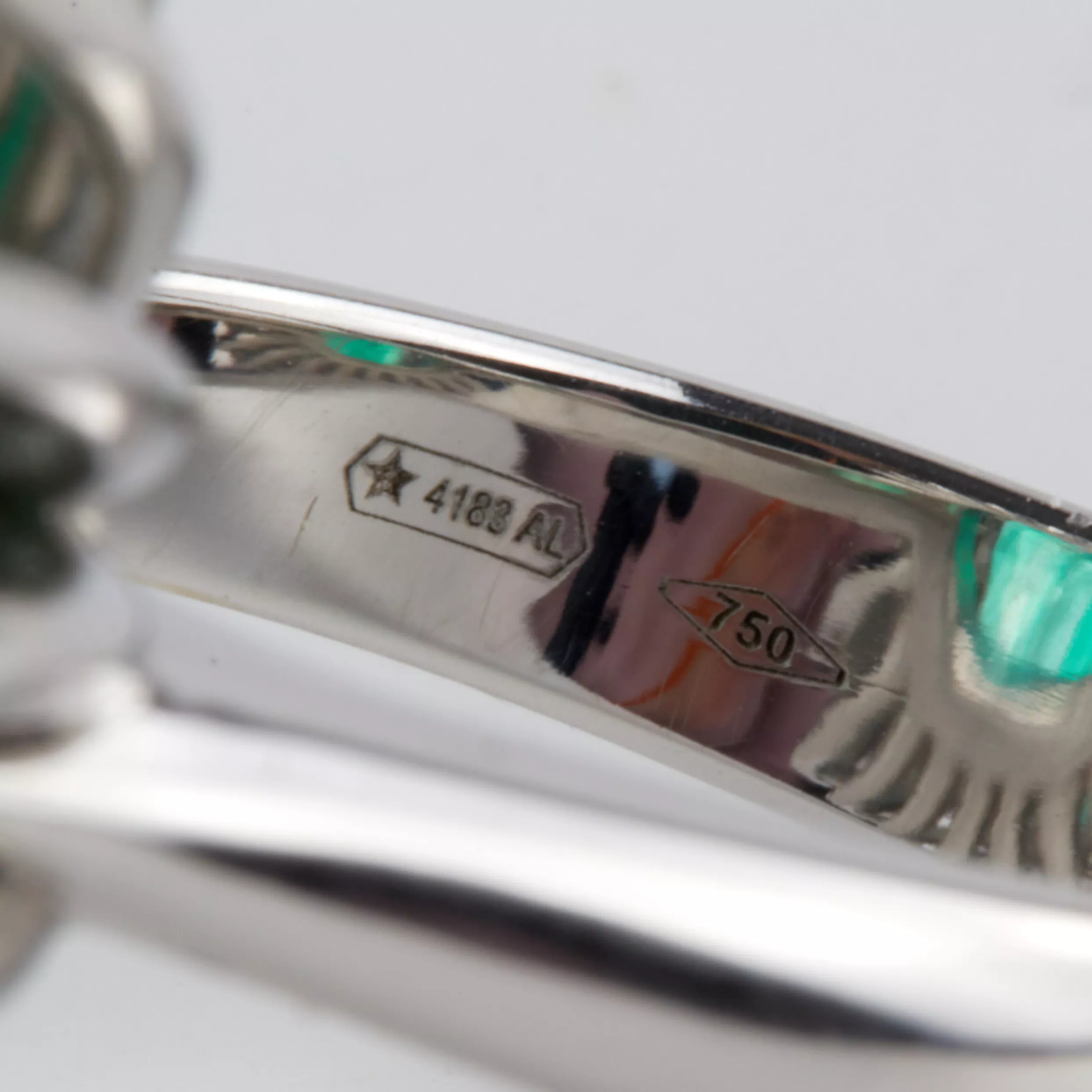 Bague en or blanc avec emeraude et diamants. 