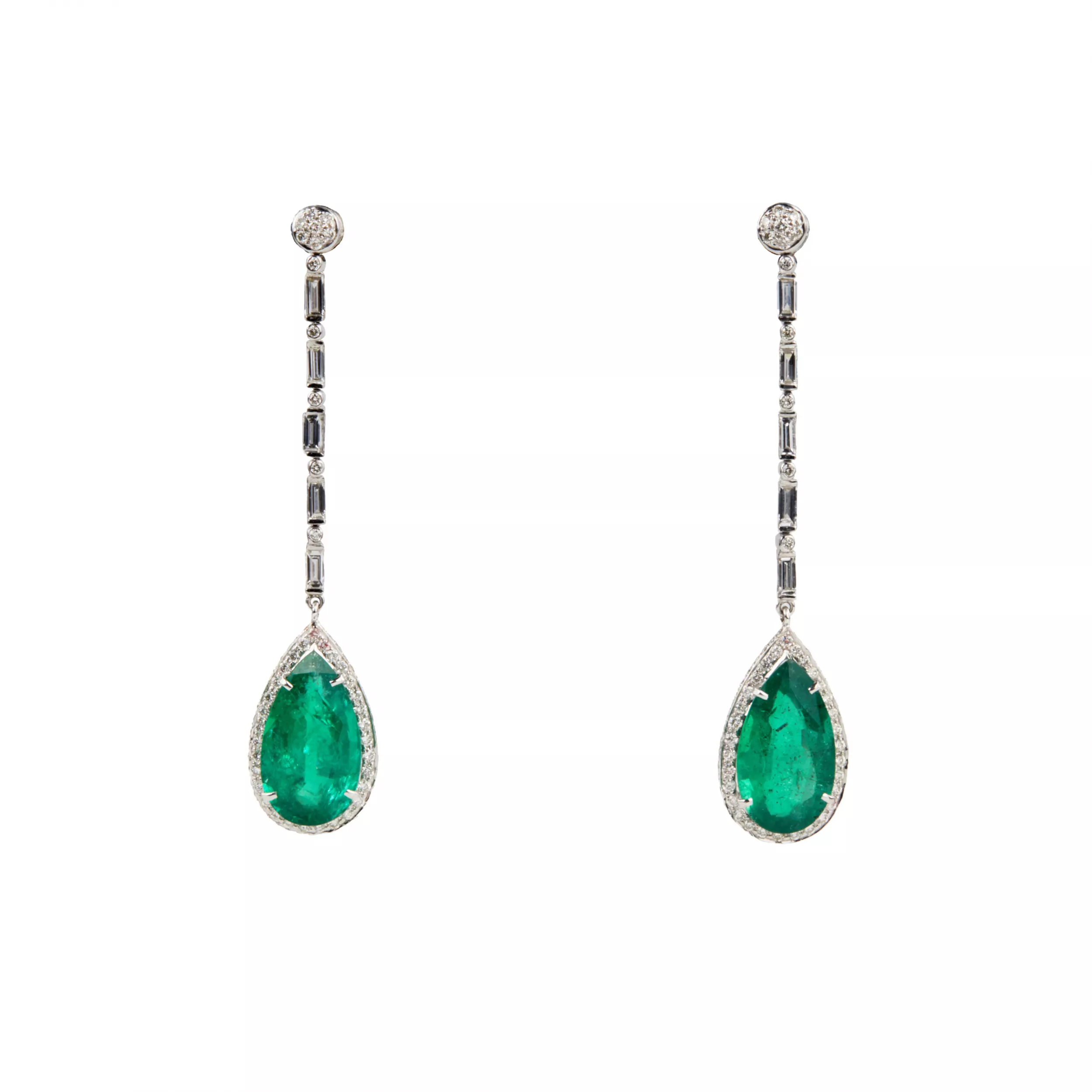 Boucles d`oreilles en or blanc avec emeraudes et diamants. 