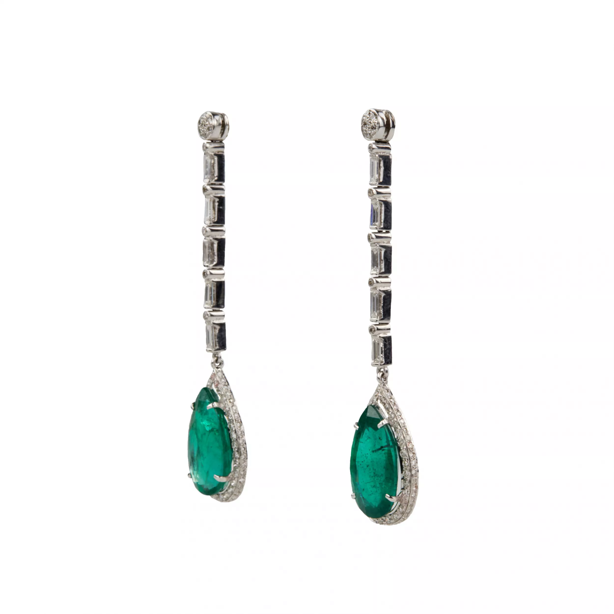 Boucles d`oreilles en or blanc avec emeraudes et diamants. 