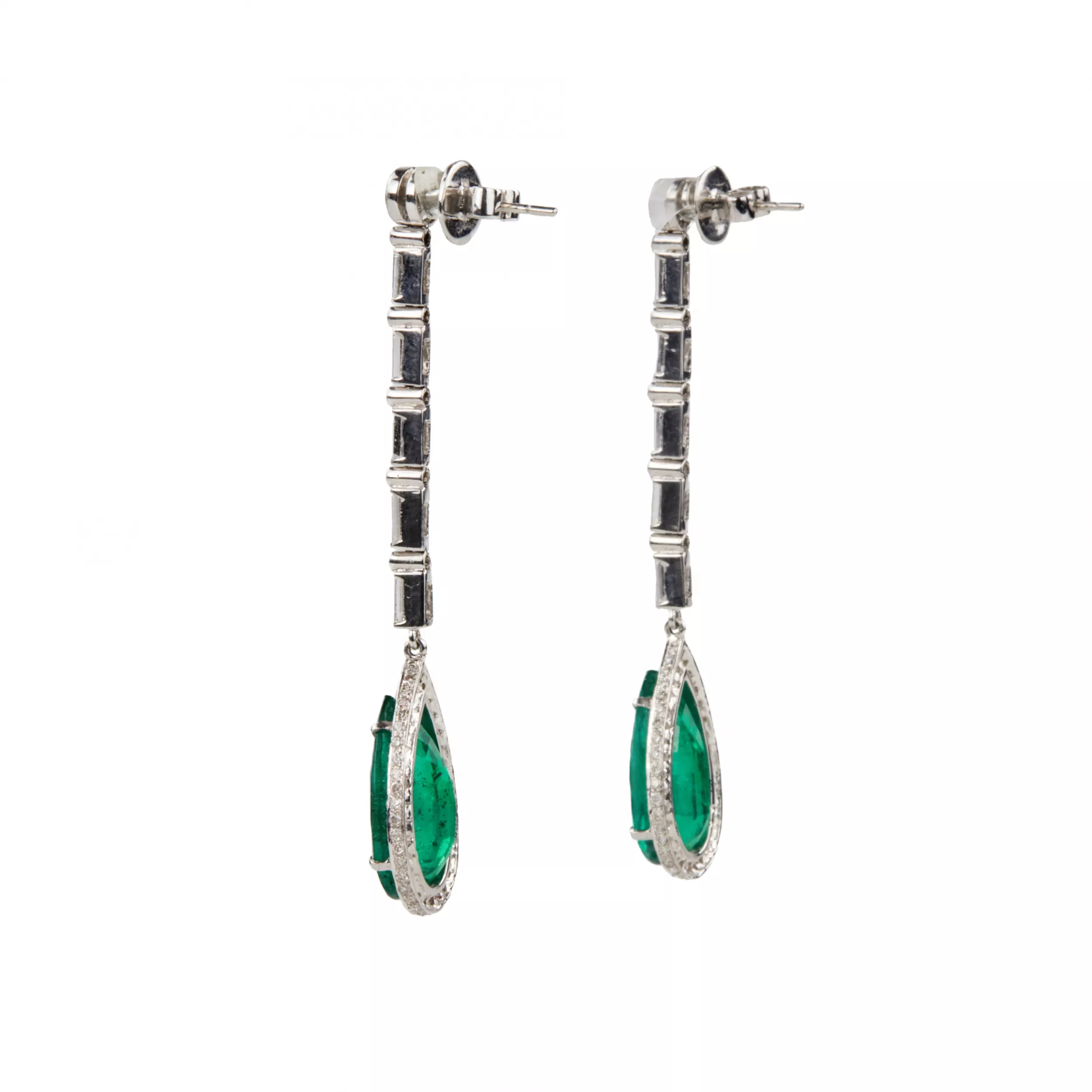Boucles d`oreilles en or blanc avec emeraudes et diamants. 