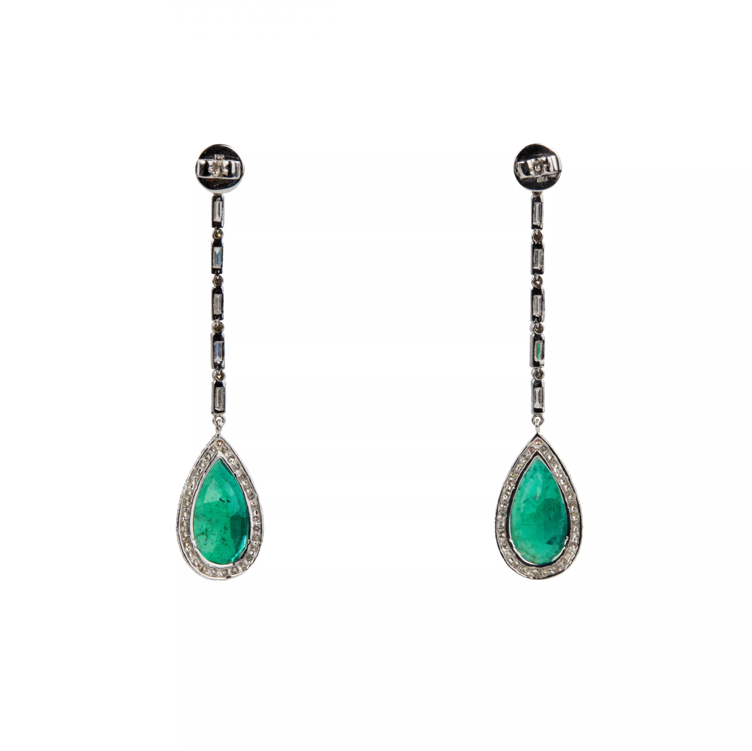 Boucles d`oreilles en or blanc avec emeraudes et diamants. 