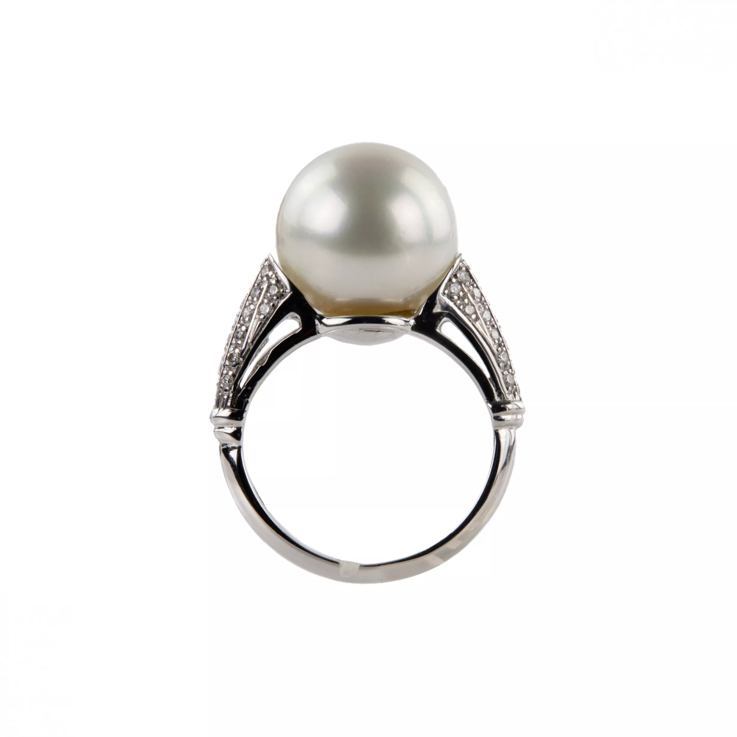 Yokira jewelry set, consisting of a ring and earrings. Gold, pearls, diamonds. 