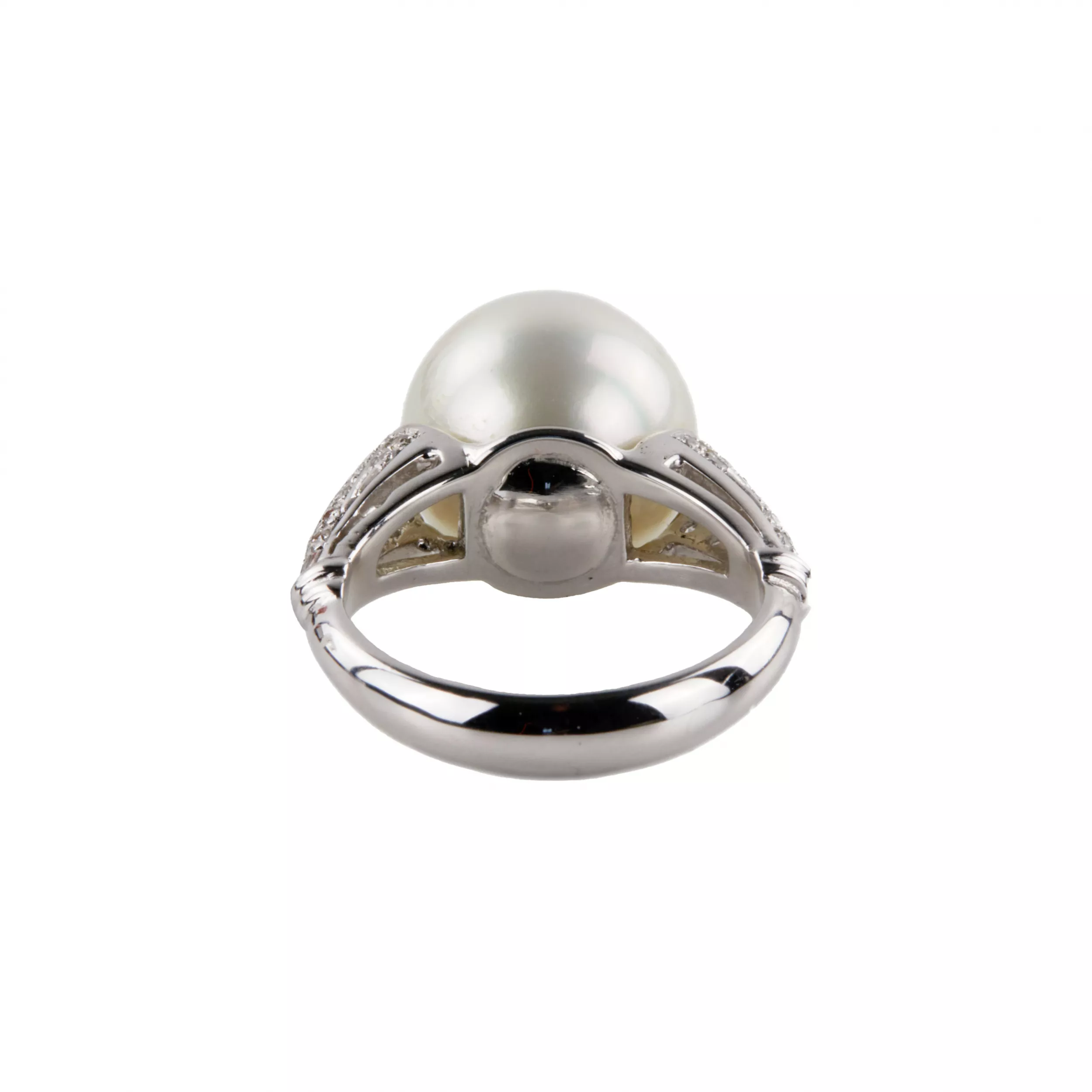 Yokira jewelry set, consisting of a ring and earrings. Gold, pearls, diamonds. 