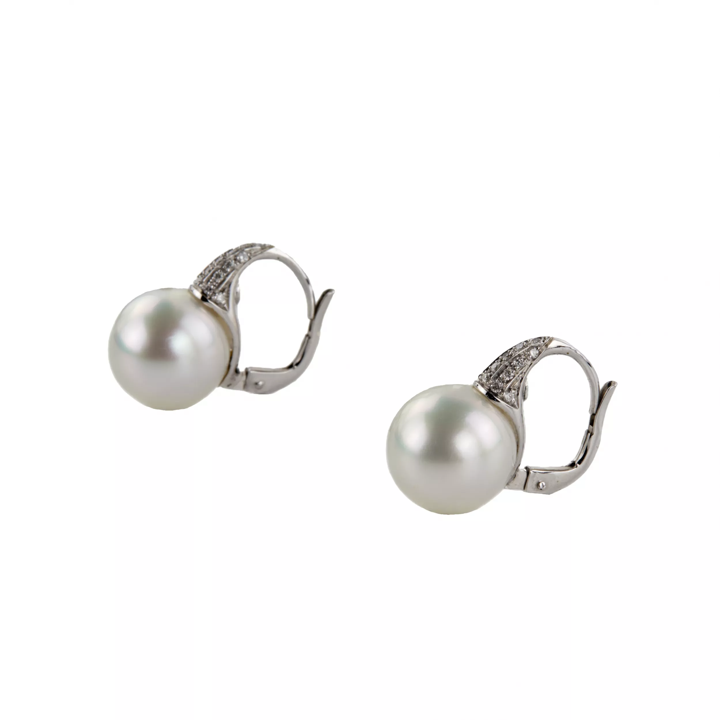 Yokira jewelry set, consisting of a ring and earrings. Gold, pearls, diamonds. 