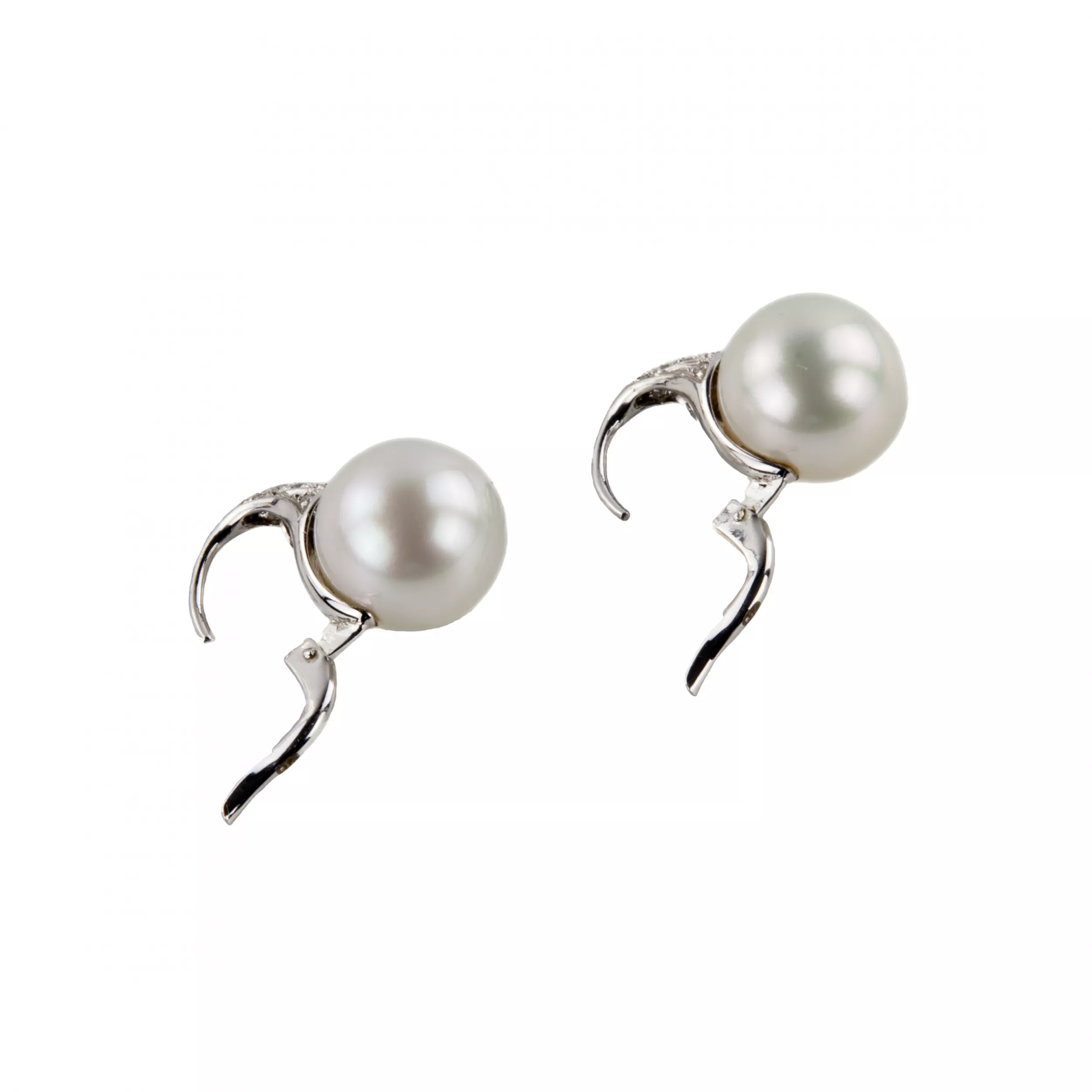 Yokira jewelry set, consisting of a ring and earrings. Gold, pearls, diamonds. 