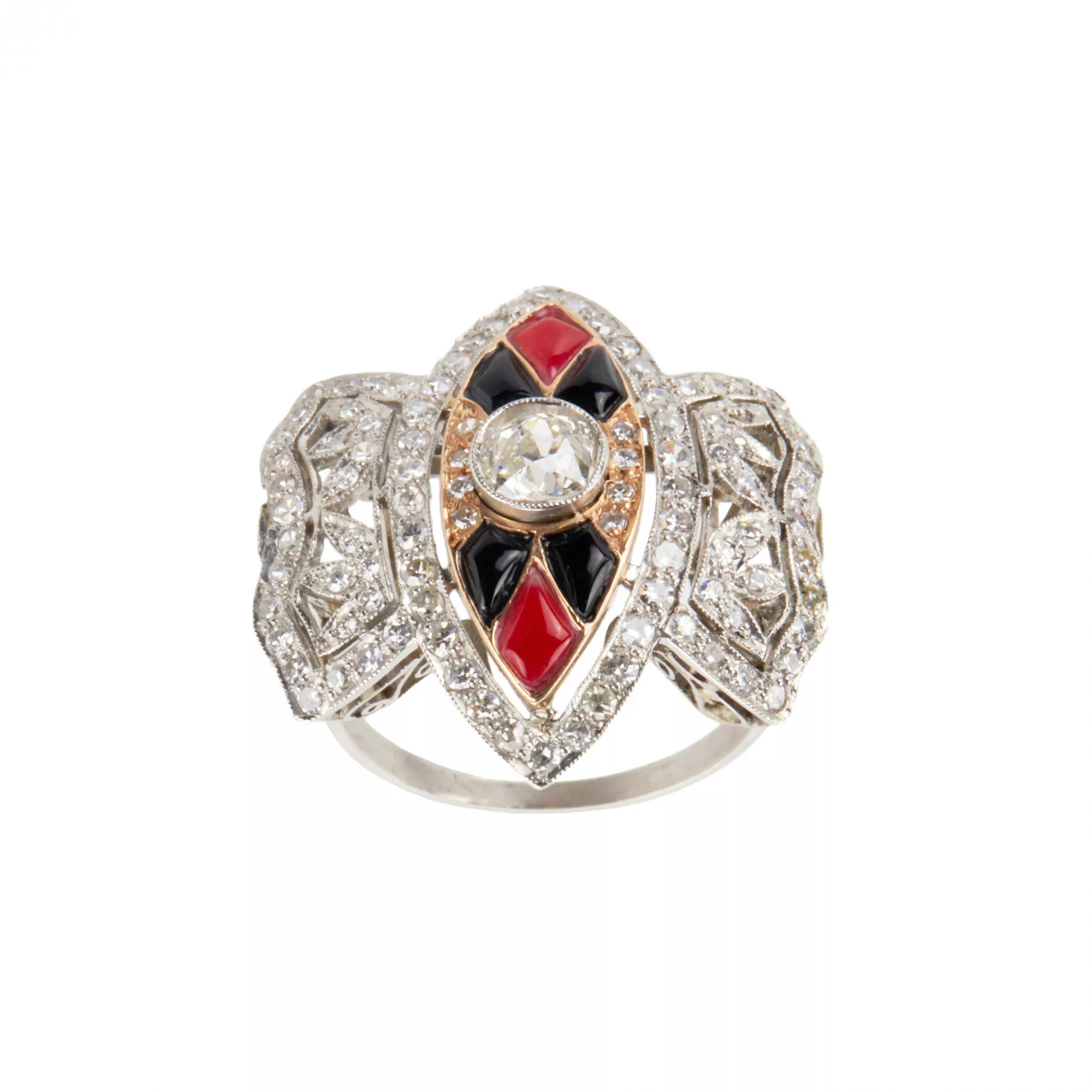 Bague en platine avec or, diamants, agate et corail. 