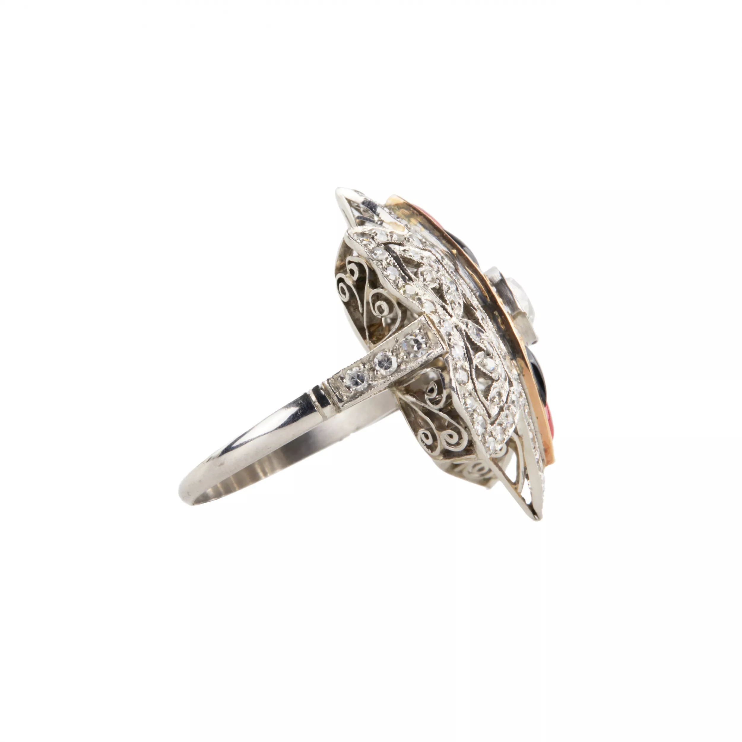 Bague en platine avec or, diamants, agate et corail. 