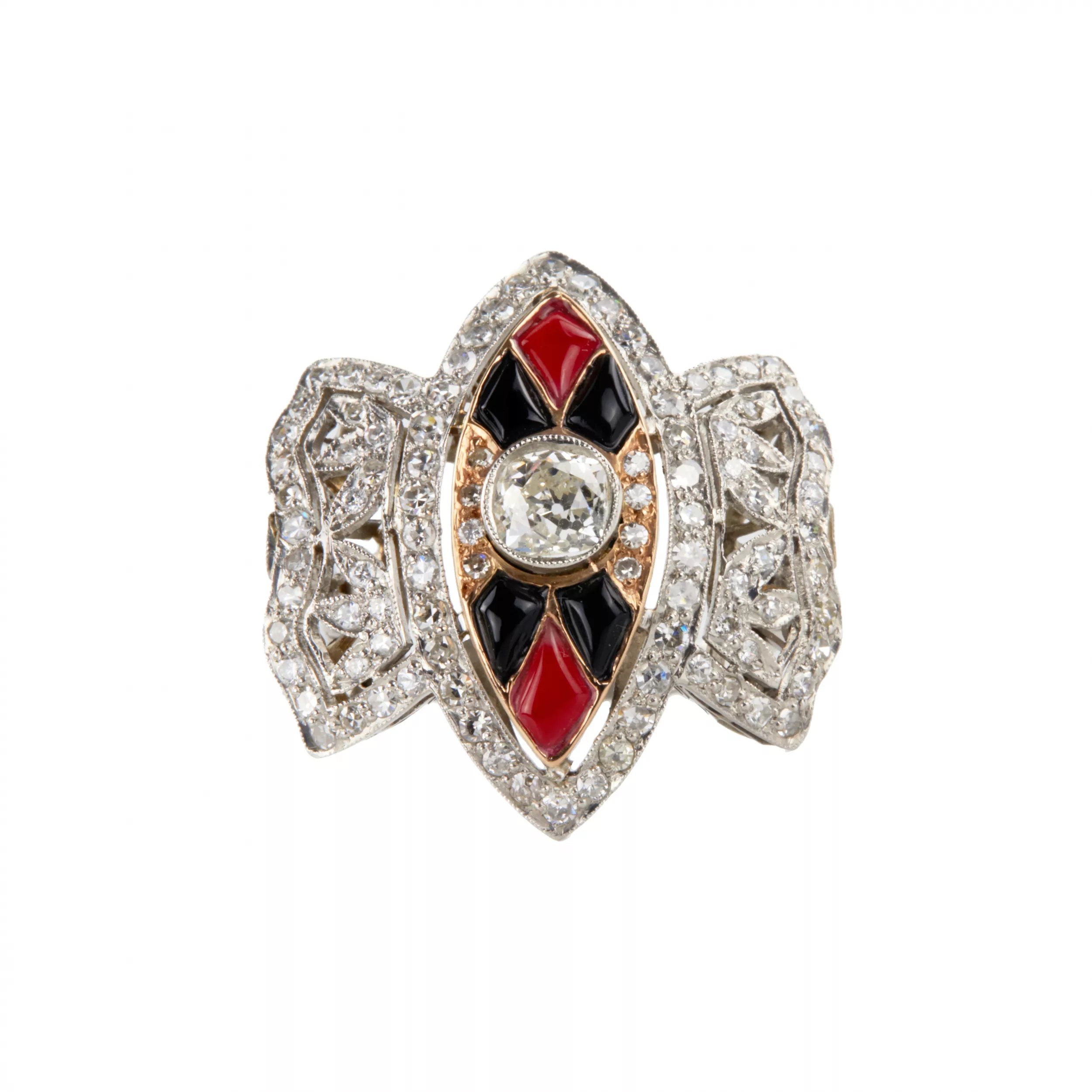 Bague en platine avec or, diamants, agate et corail. 
