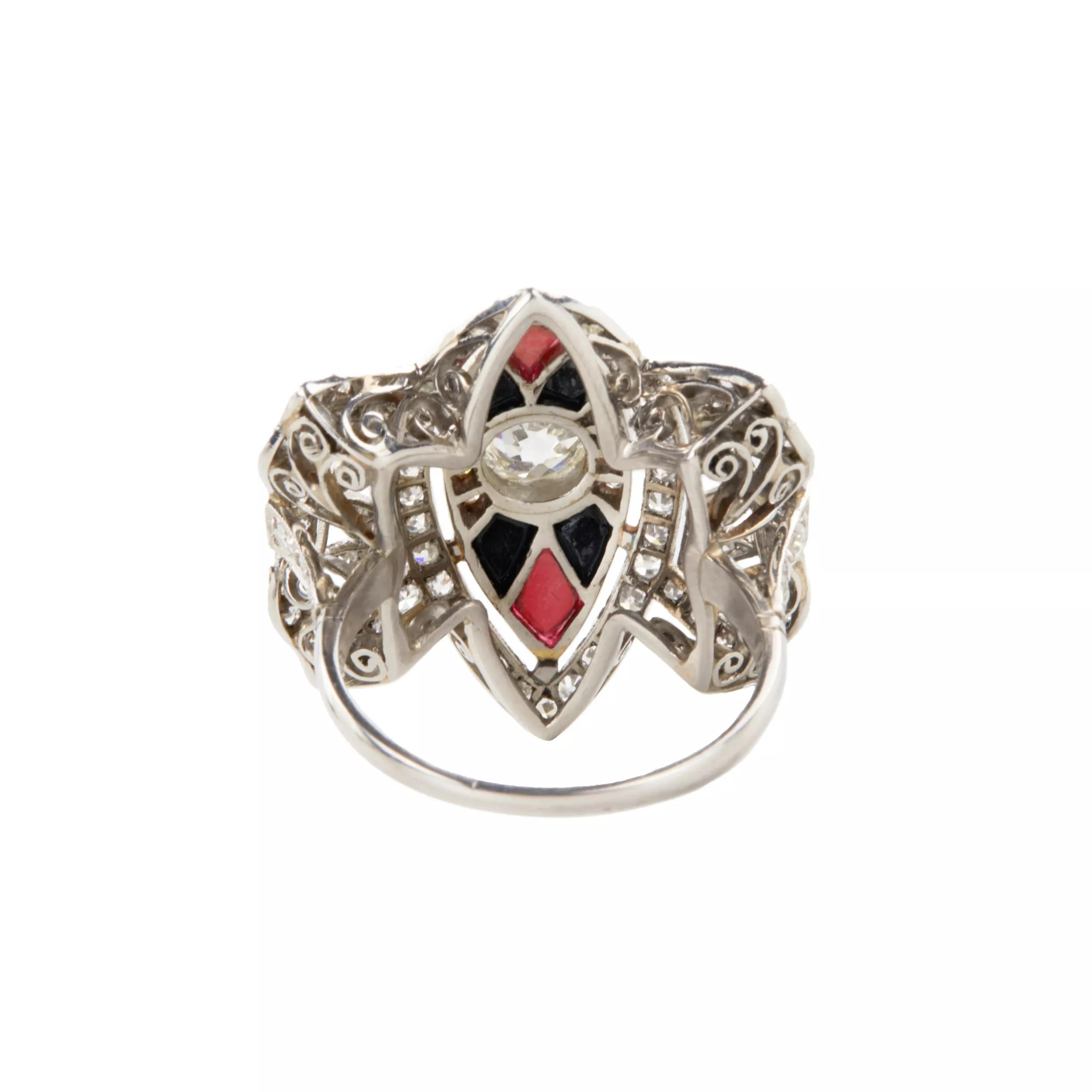 Bague en platine avec or, diamants, agate et corail. 