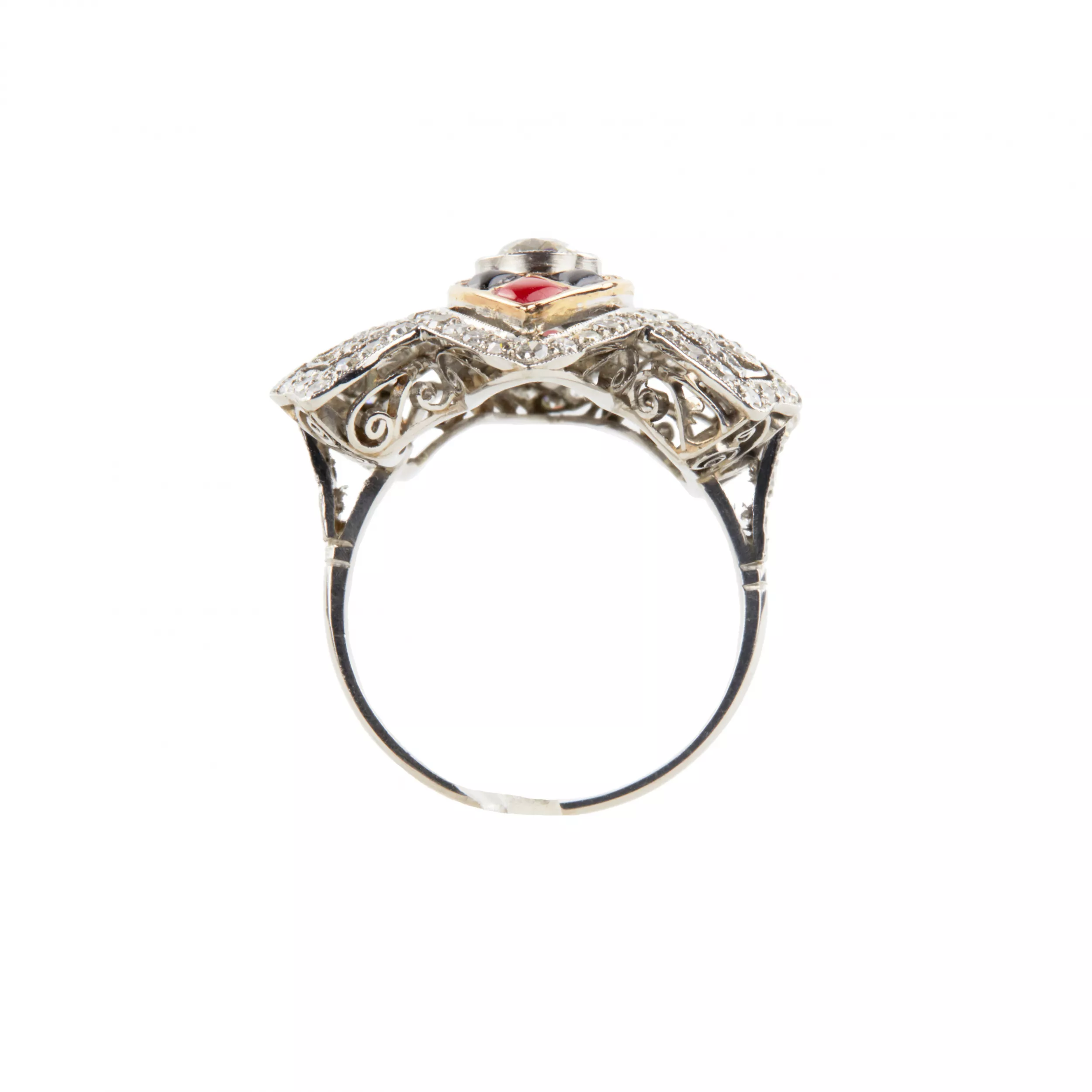 Bague en platine avec or, diamants, agate et corail. 