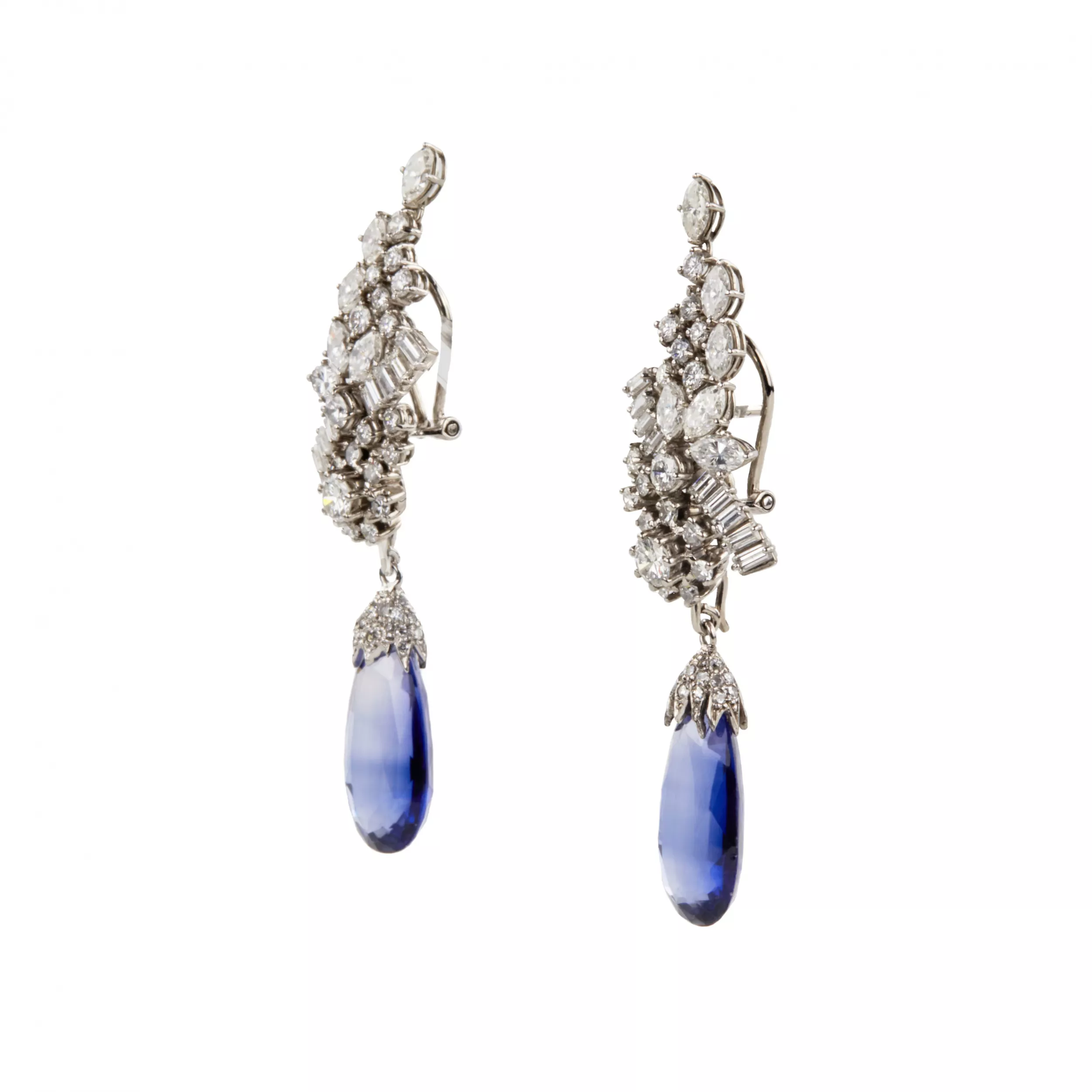 Boucles d`oreilles en or avec diamants et saphirs 