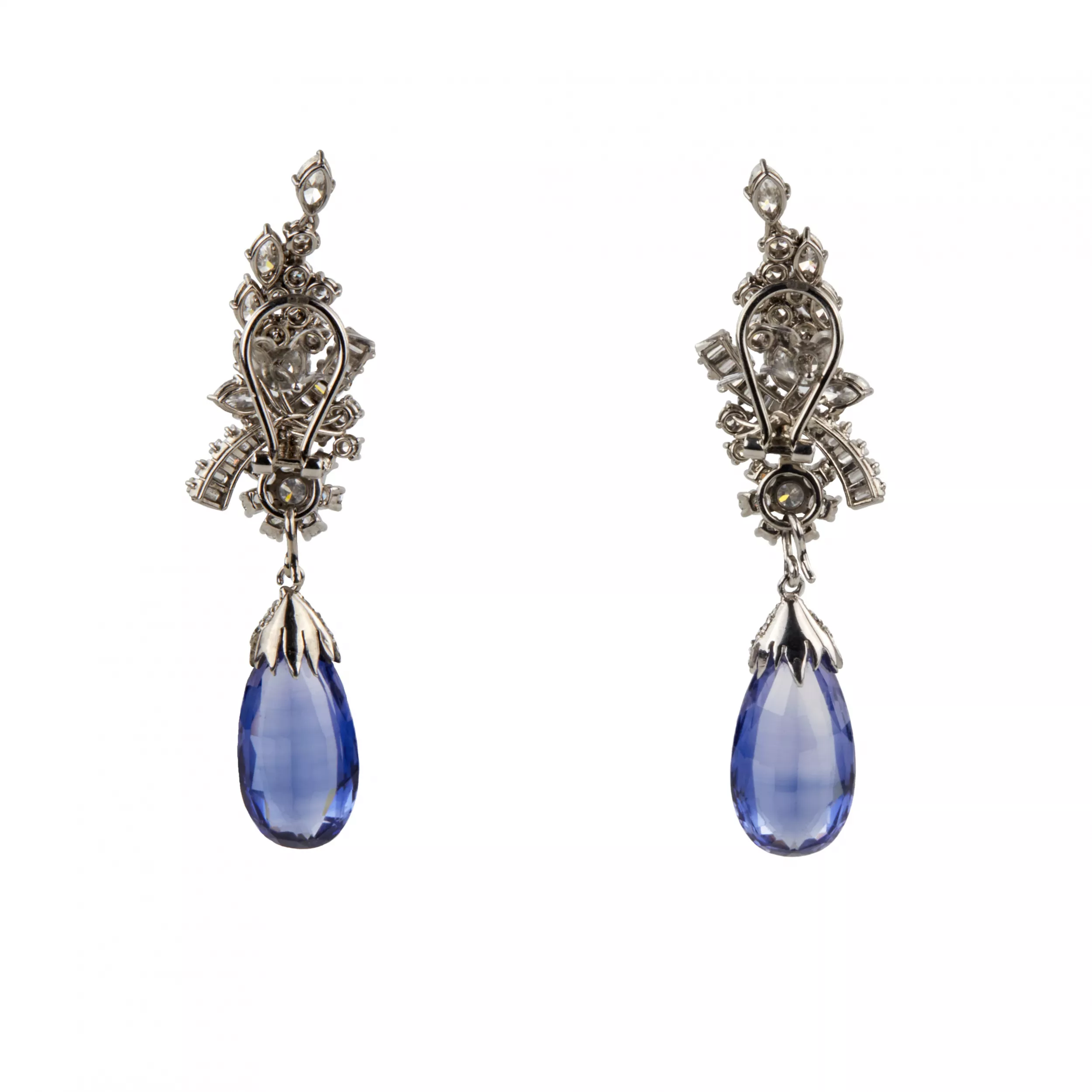 Boucles d`oreilles en or avec diamants et saphirs 