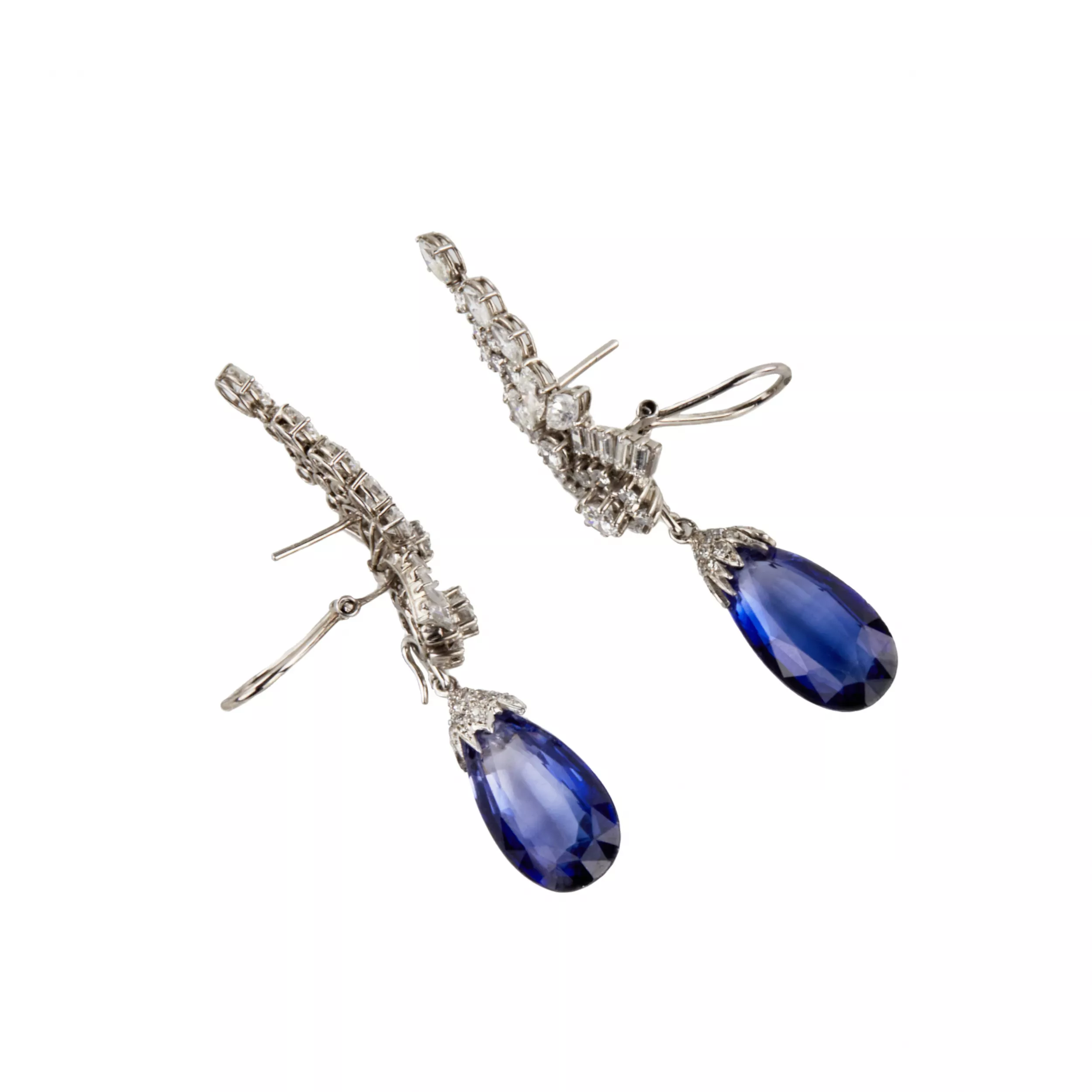 Boucles d`oreilles en or avec diamants et saphirs 