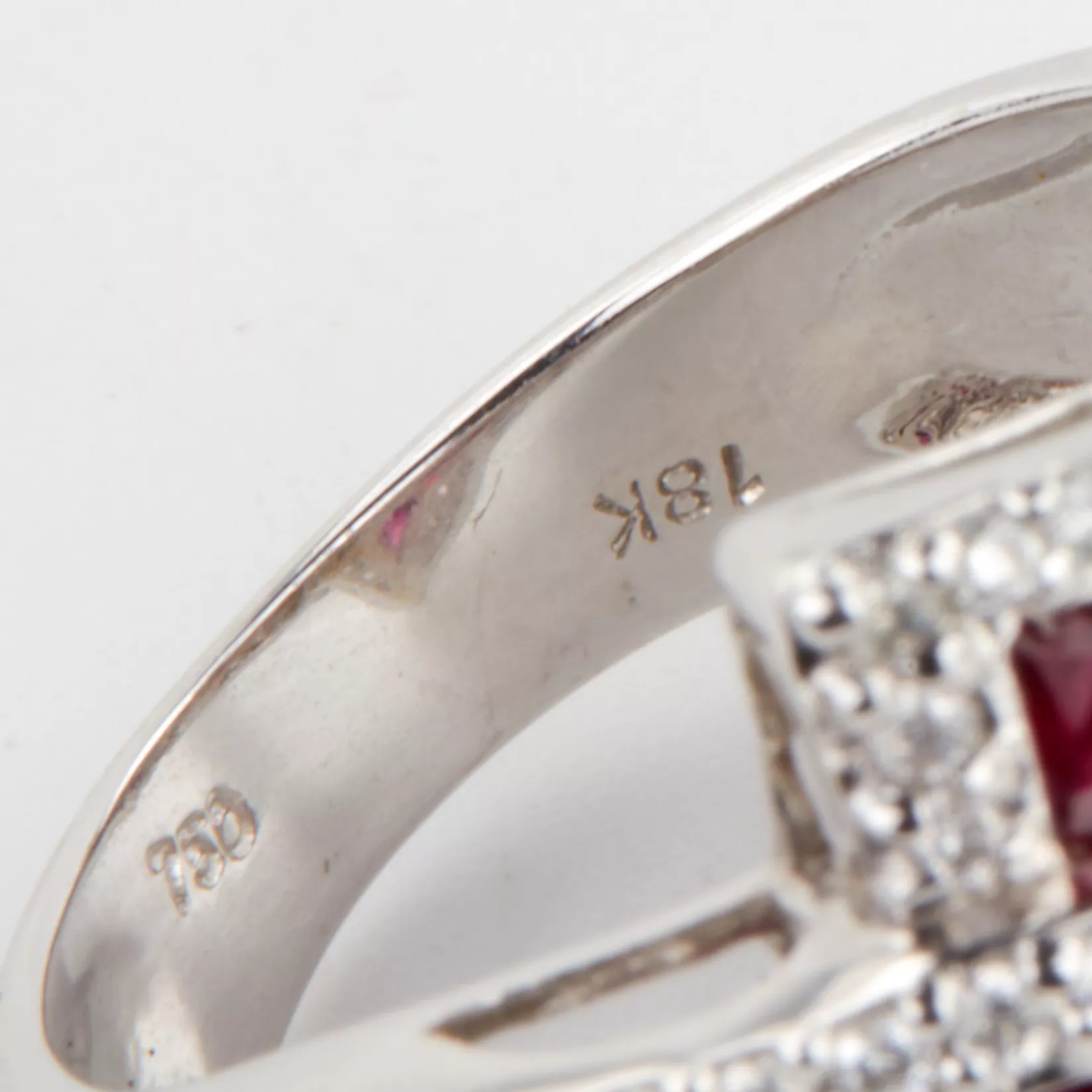 Gold ring with rubies and diamonds. 
