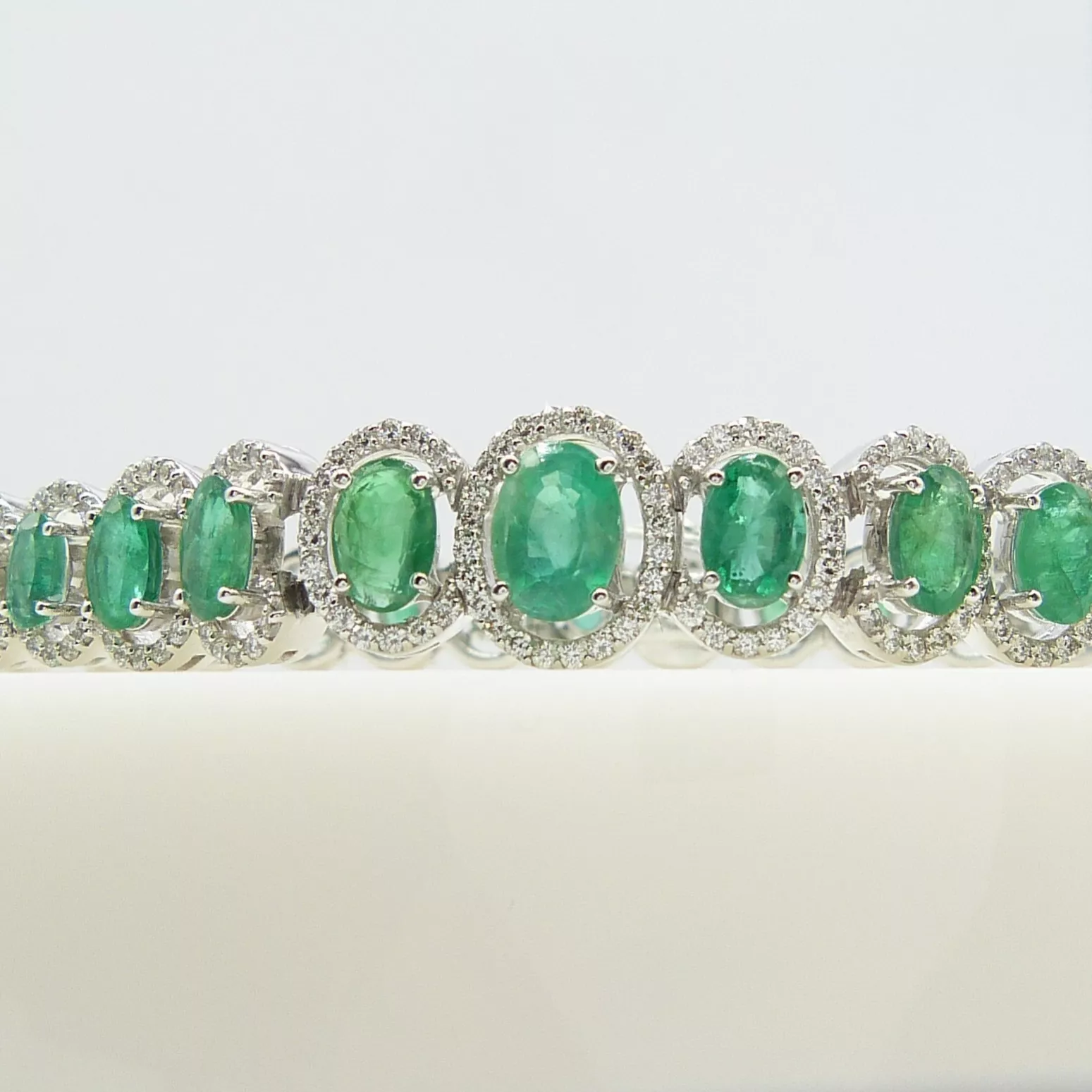 Впечатляющий браслет из 18 К белого золота с изумрудами и бриллиантами.