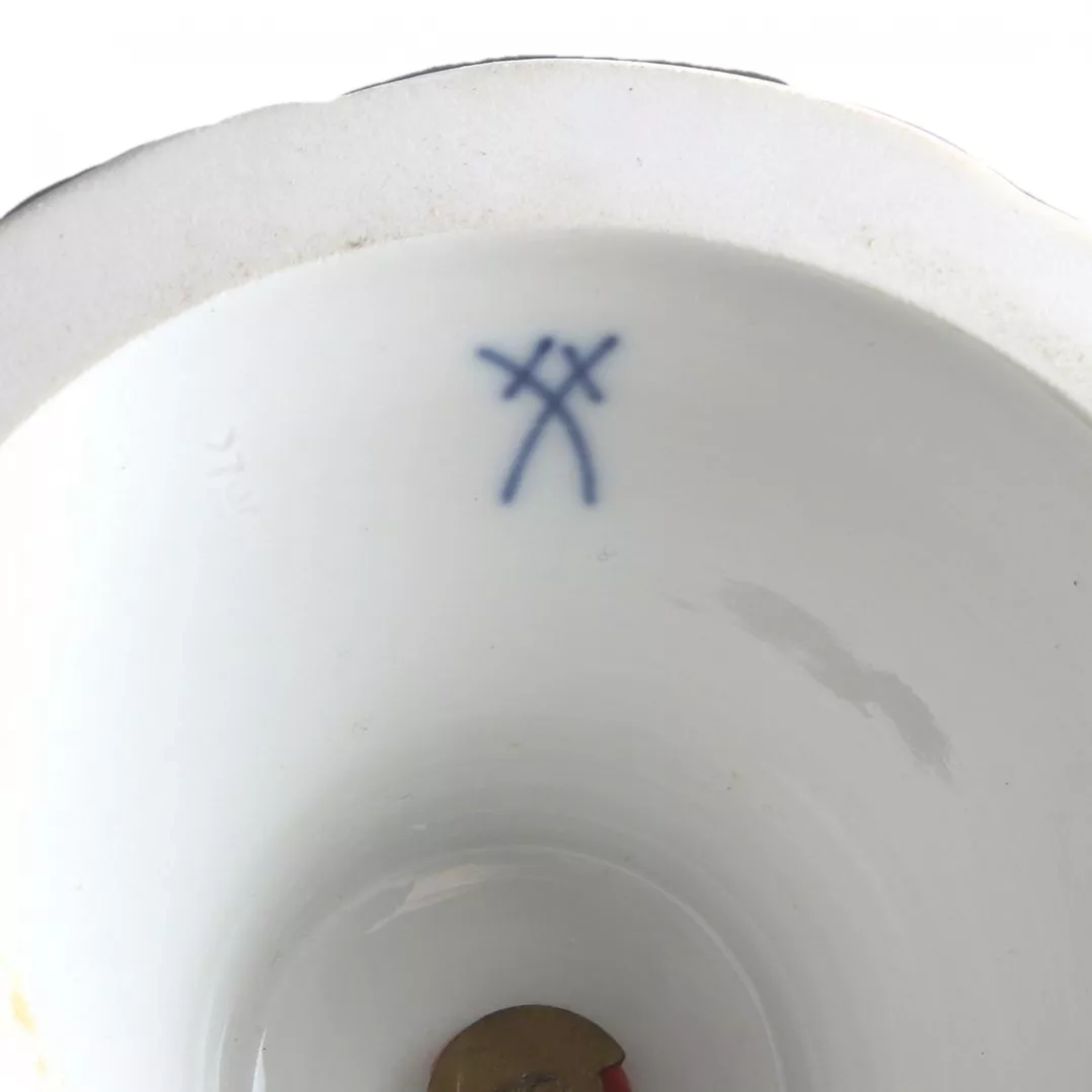 Vase de Meissen peint à cartouches d`or et de cobalt. 