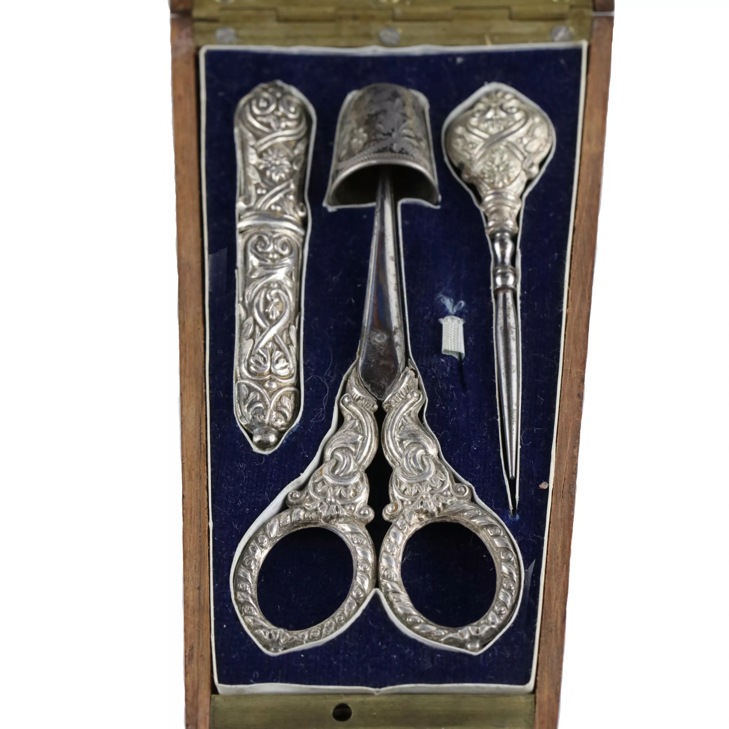 SEWING ETUI IN ITS ORIGINAL PRESENTATION CASE. EUROPE. TURN OF THE 20TH CENTURY