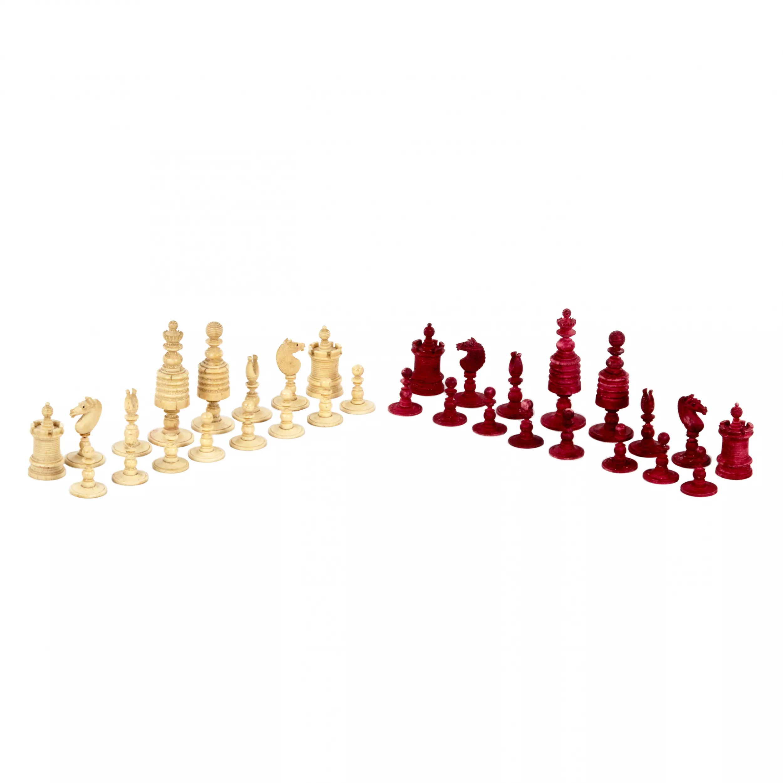 Ensemble de pièces d`echecs. Os, os peint. Europe 19ème siècle. 