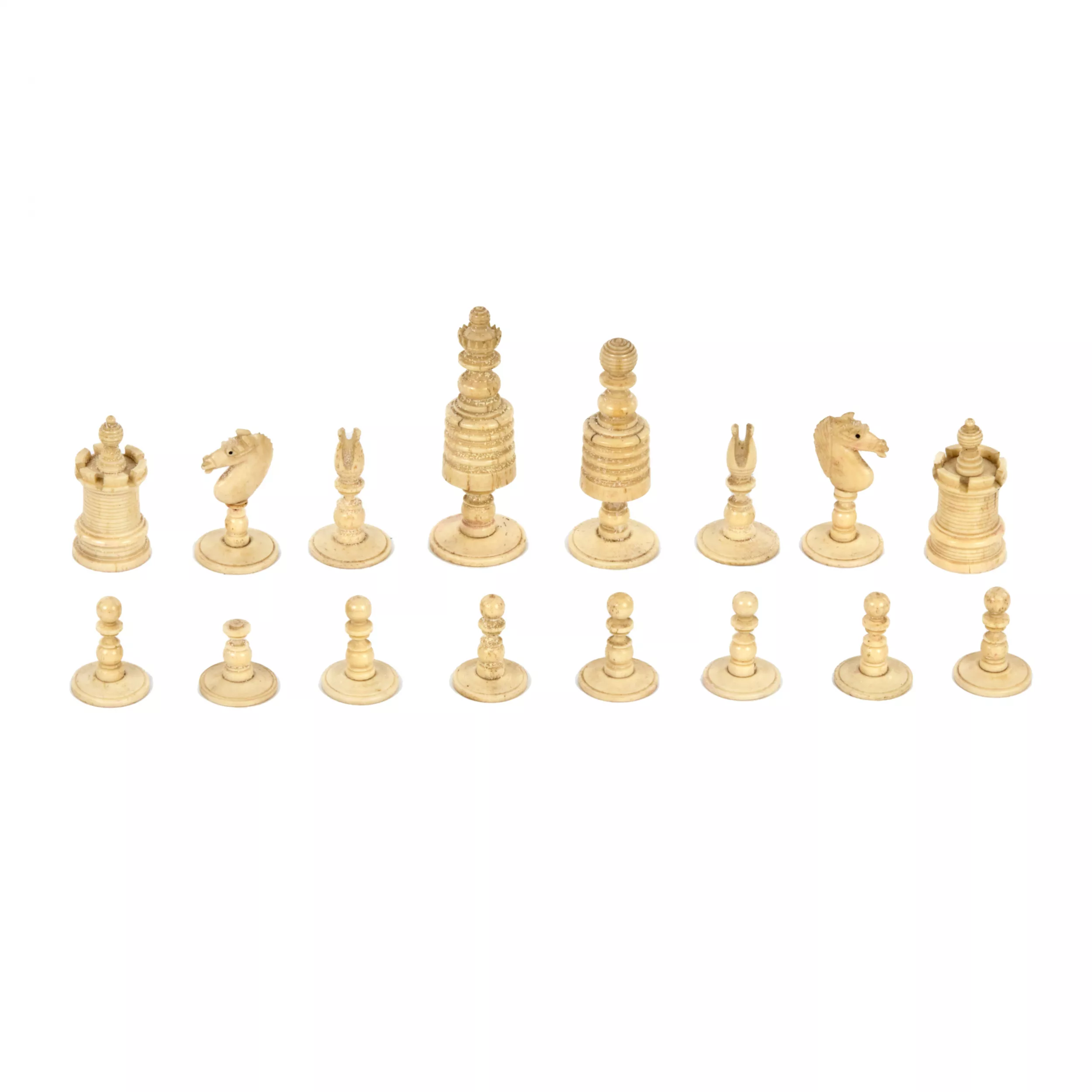 Ensemble de pièces d`echecs. Os, os peint. Europe 19ème siècle. 