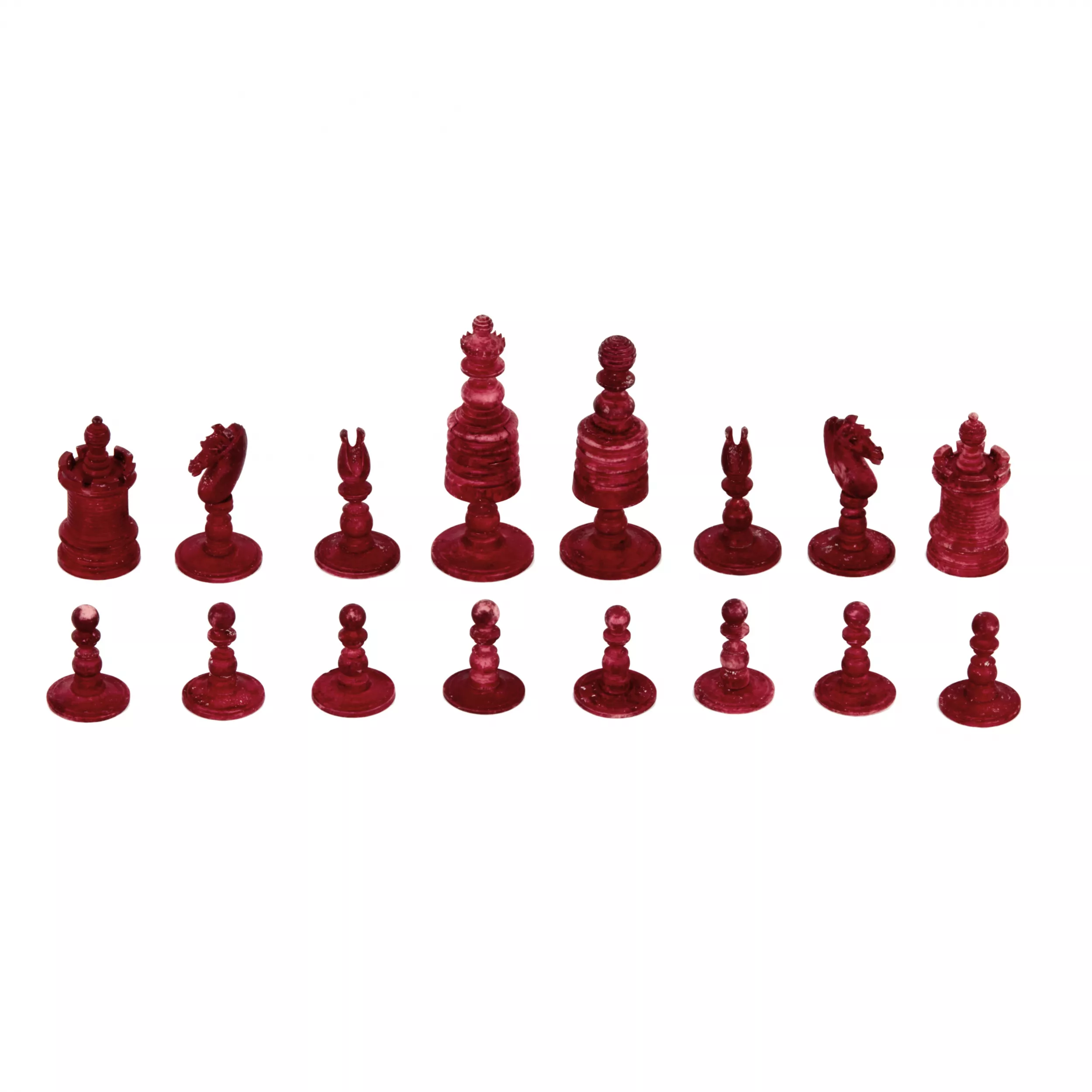 Ensemble de pièces d`echecs. Os, os peint. Europe 19ème siècle. 