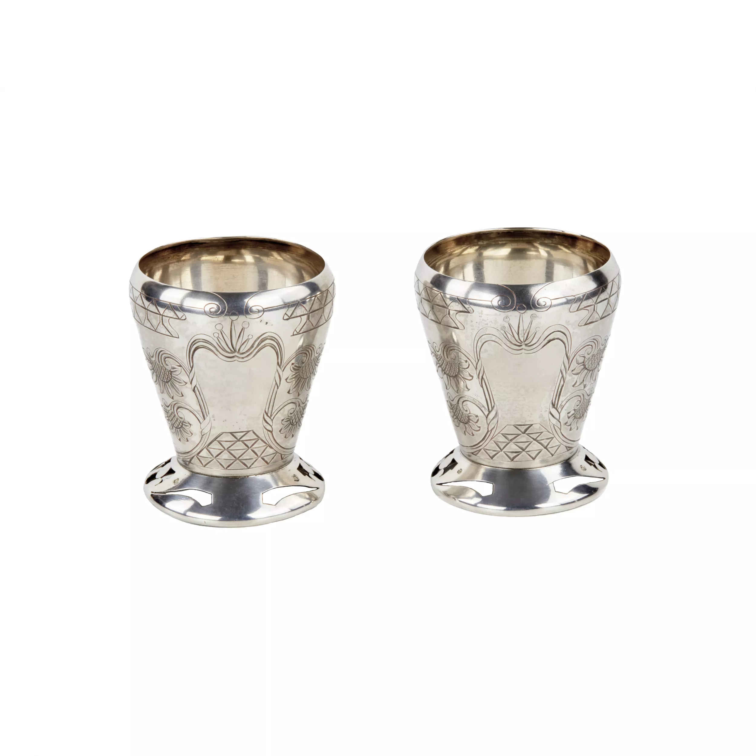 PAIR OF RUSSIAN SILVER SHOT CUPS IN THE ART NOUVEAU STYLE. FIFTH MOSCOW ARTEL. MOSCOW, 1908–1917