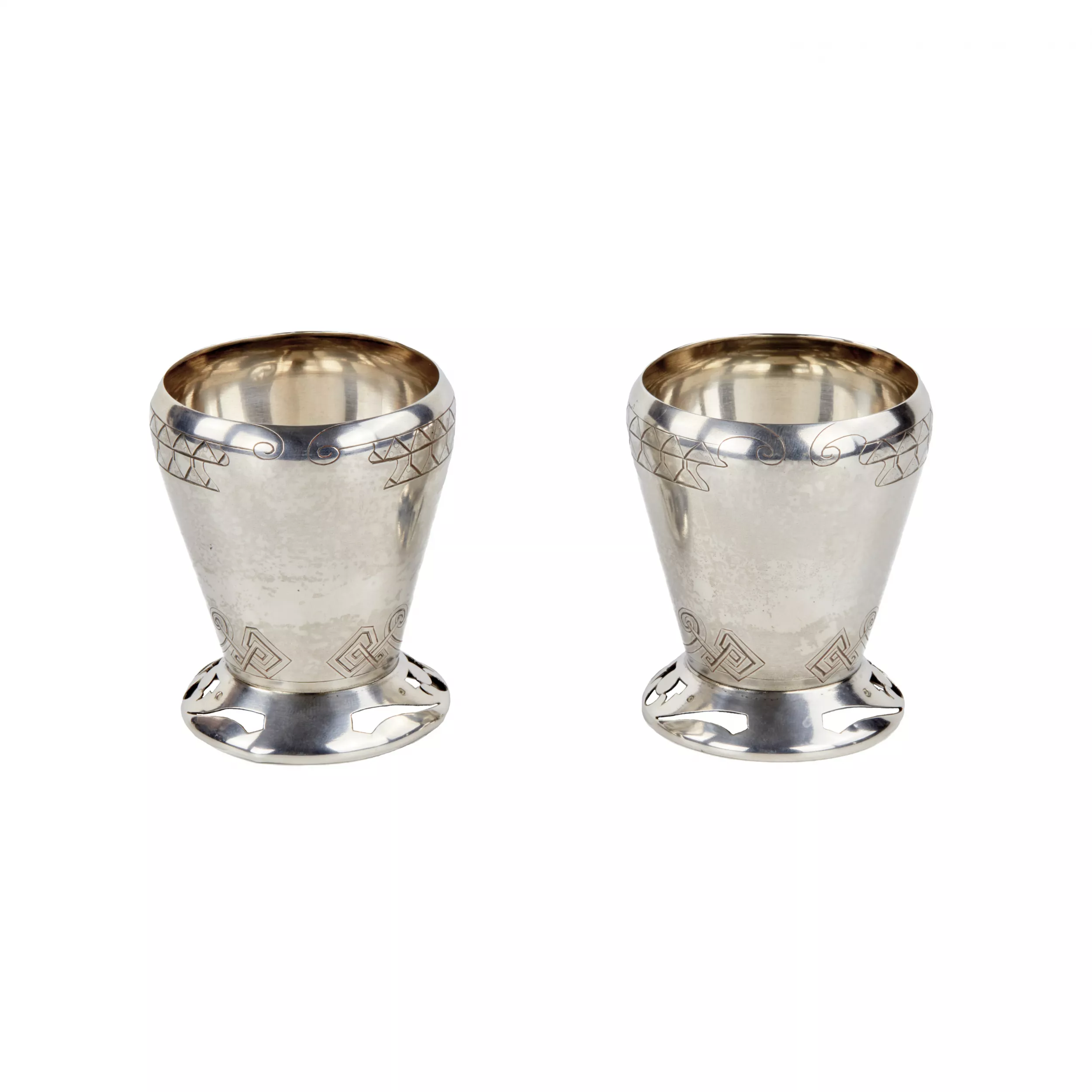 PAIR OF RUSSIAN SILVER SHOT CUPS IN THE ART NOUVEAU STYLE. FIFTH MOSCOW ARTEL. MOSCOW, 1908–1917