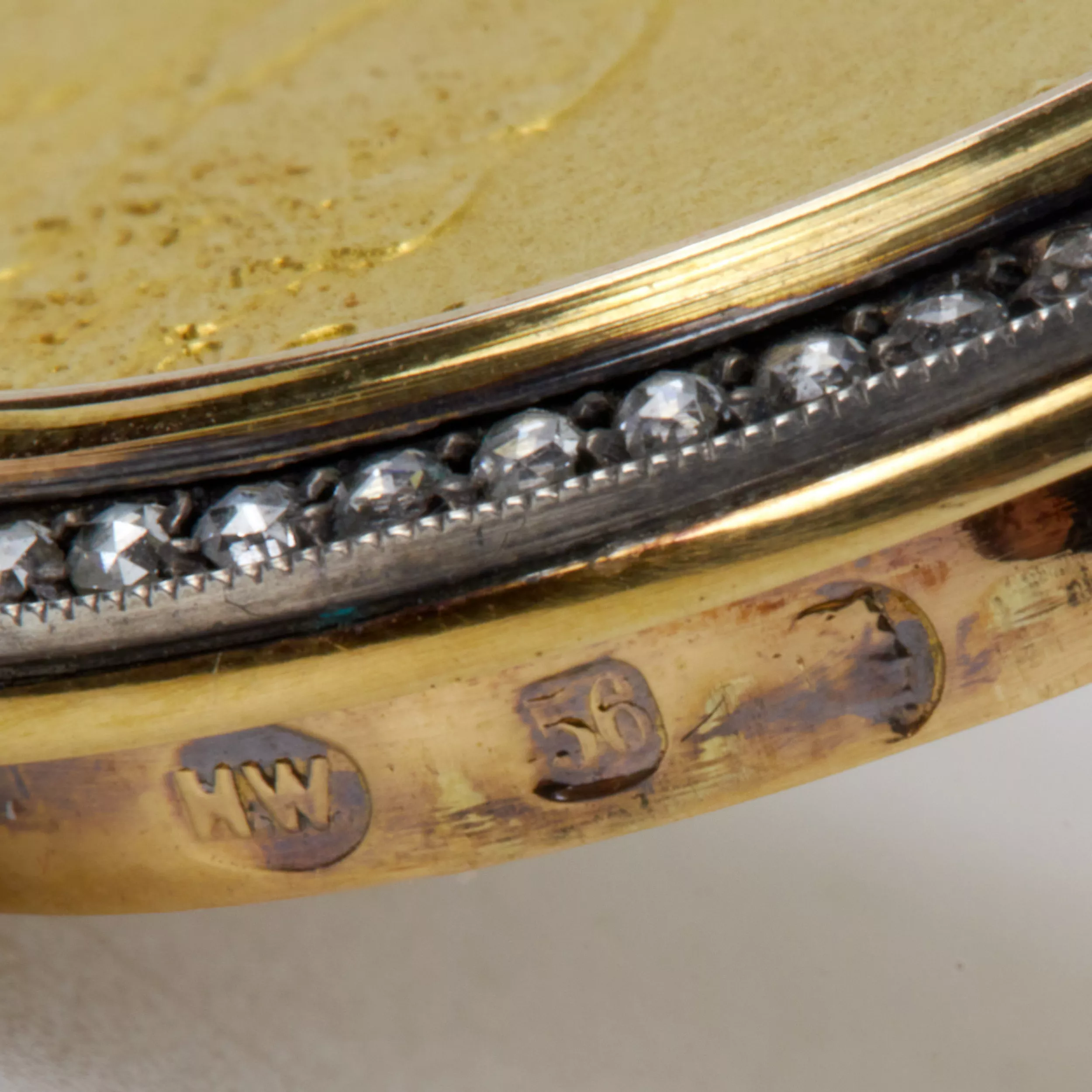 Tabatière russe en or, agate avec diamants. Henrik Wigström, Saint-Petersbourg 1908-1917. 
