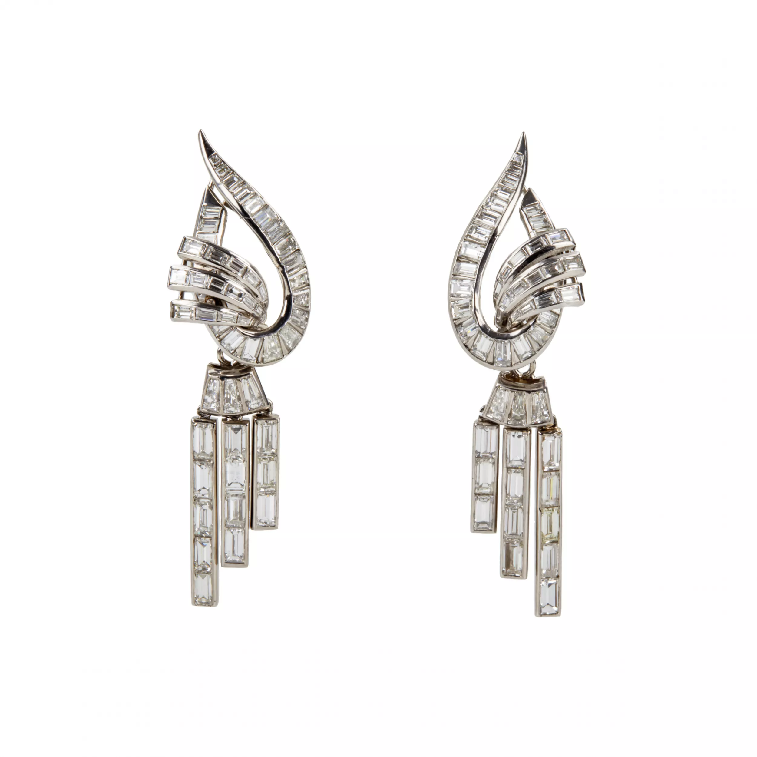 Long white gold earrings with diamonds. 