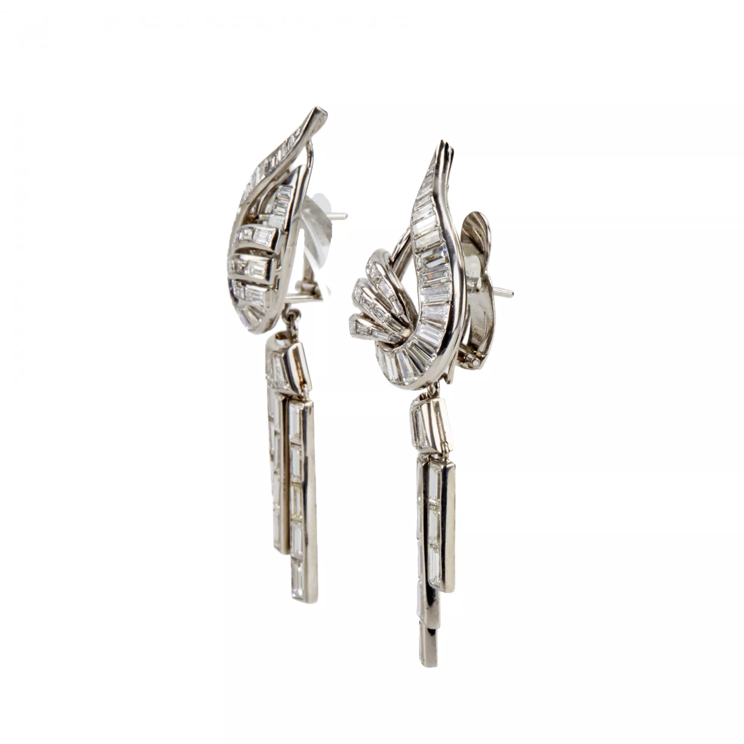 Long white gold earrings with diamonds. 