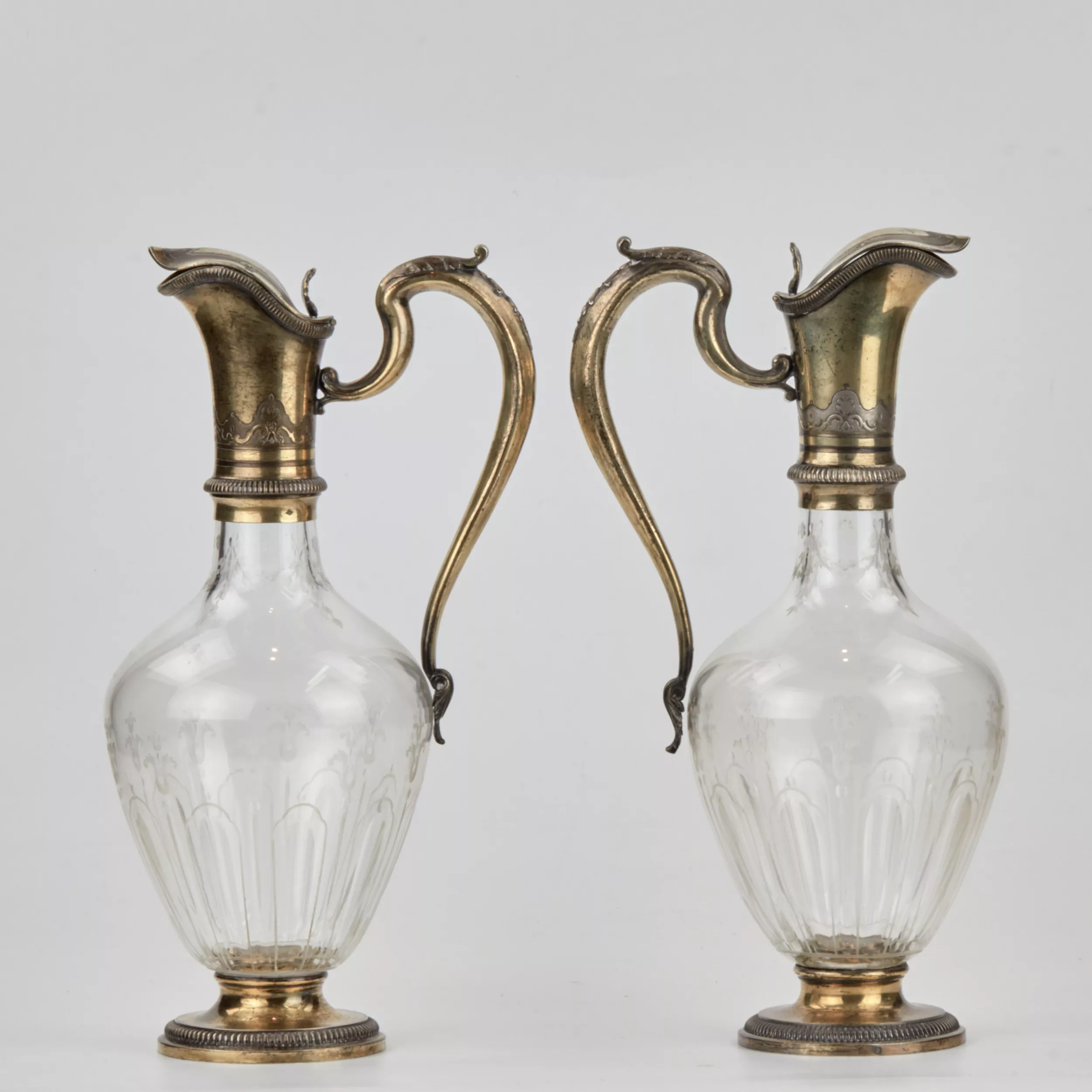Paire d`elegantes verseuses en verre à l`argent dore. ODIOT. Fin du 19ème siècle. 