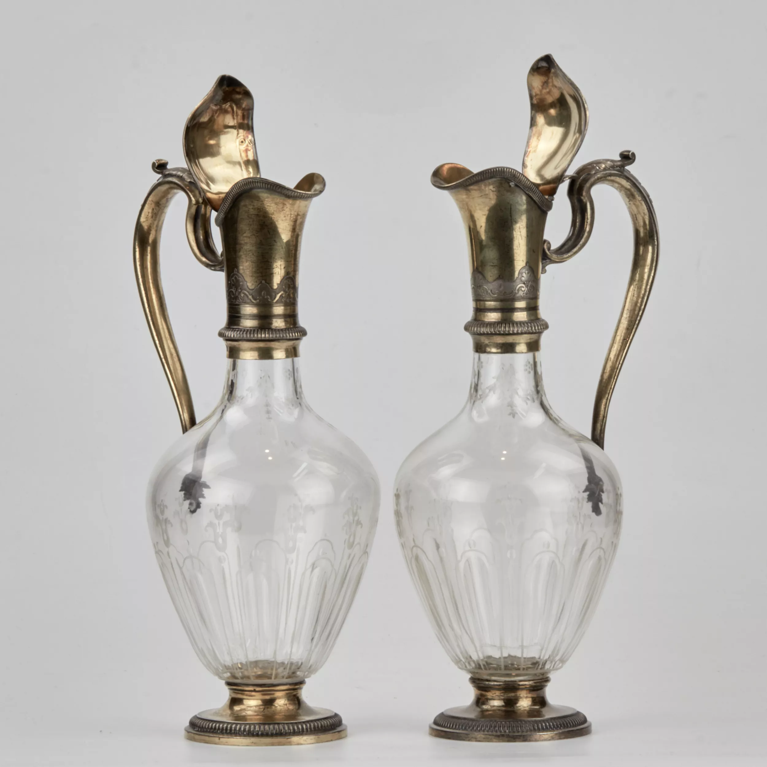 Paire d`elegantes verseuses en verre à l`argent dore. ODIOT. Fin du 19ème siècle. 