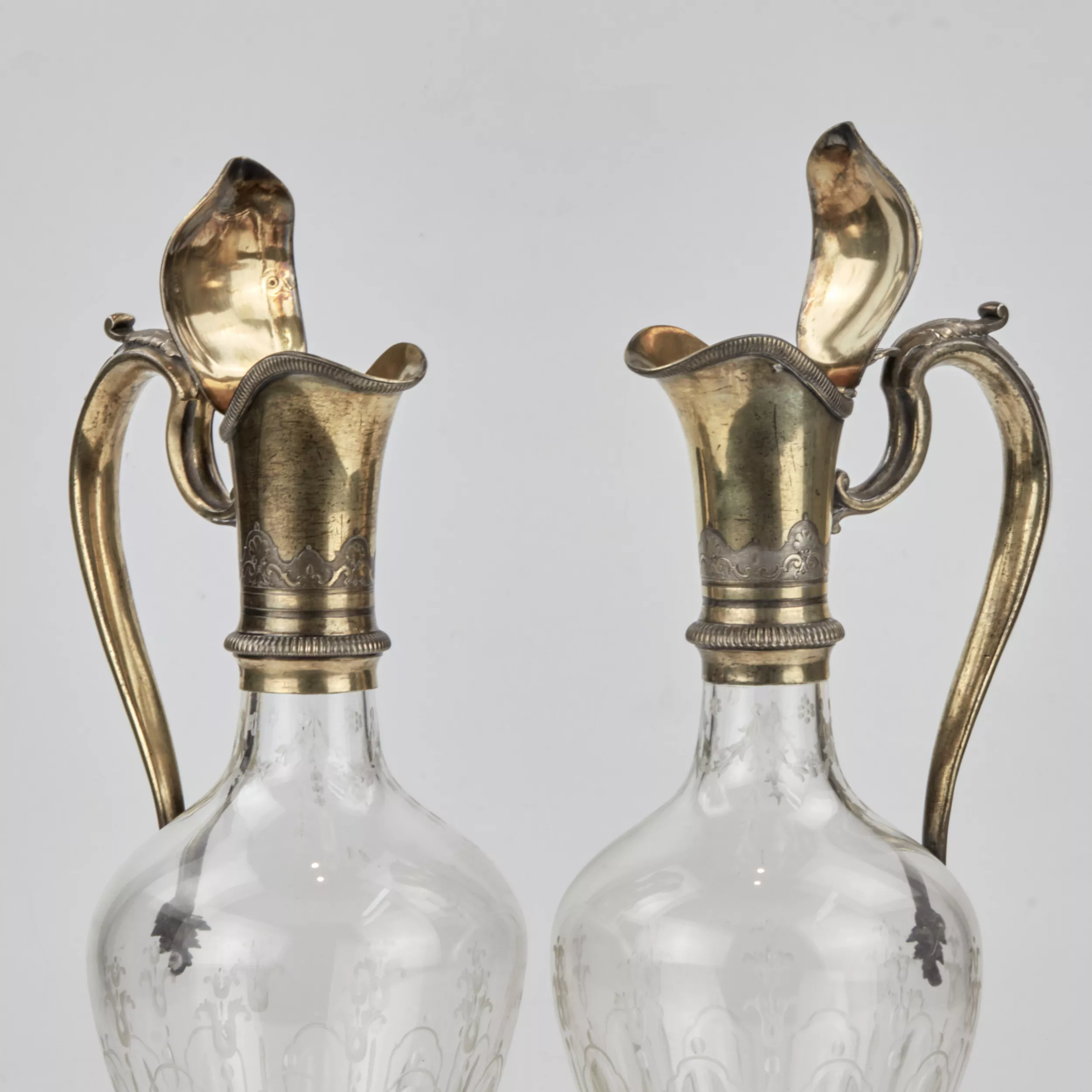 Paire d`elegantes verseuses en verre à l`argent dore. ODIOT. Fin du 19ème siècle. 