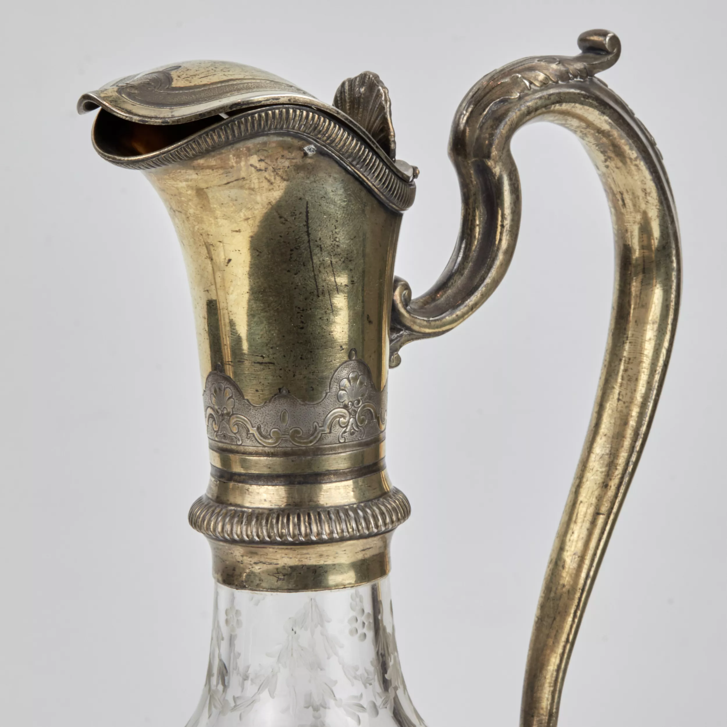 Paire d`elegantes verseuses en verre à l`argent dore. ODIOT. Fin du 19ème siècle. 